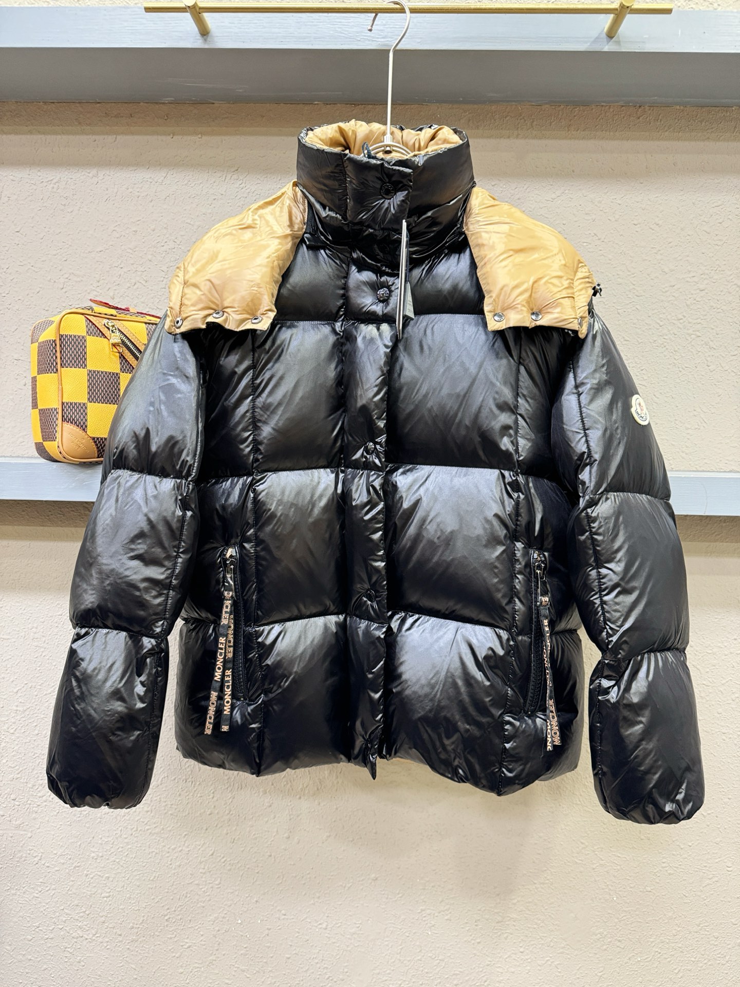 Moncler蒙口 2025新款长款羽绒服，秀场新品，品相非常完美，专柜高科技防水面料，内里90%白鹅绒