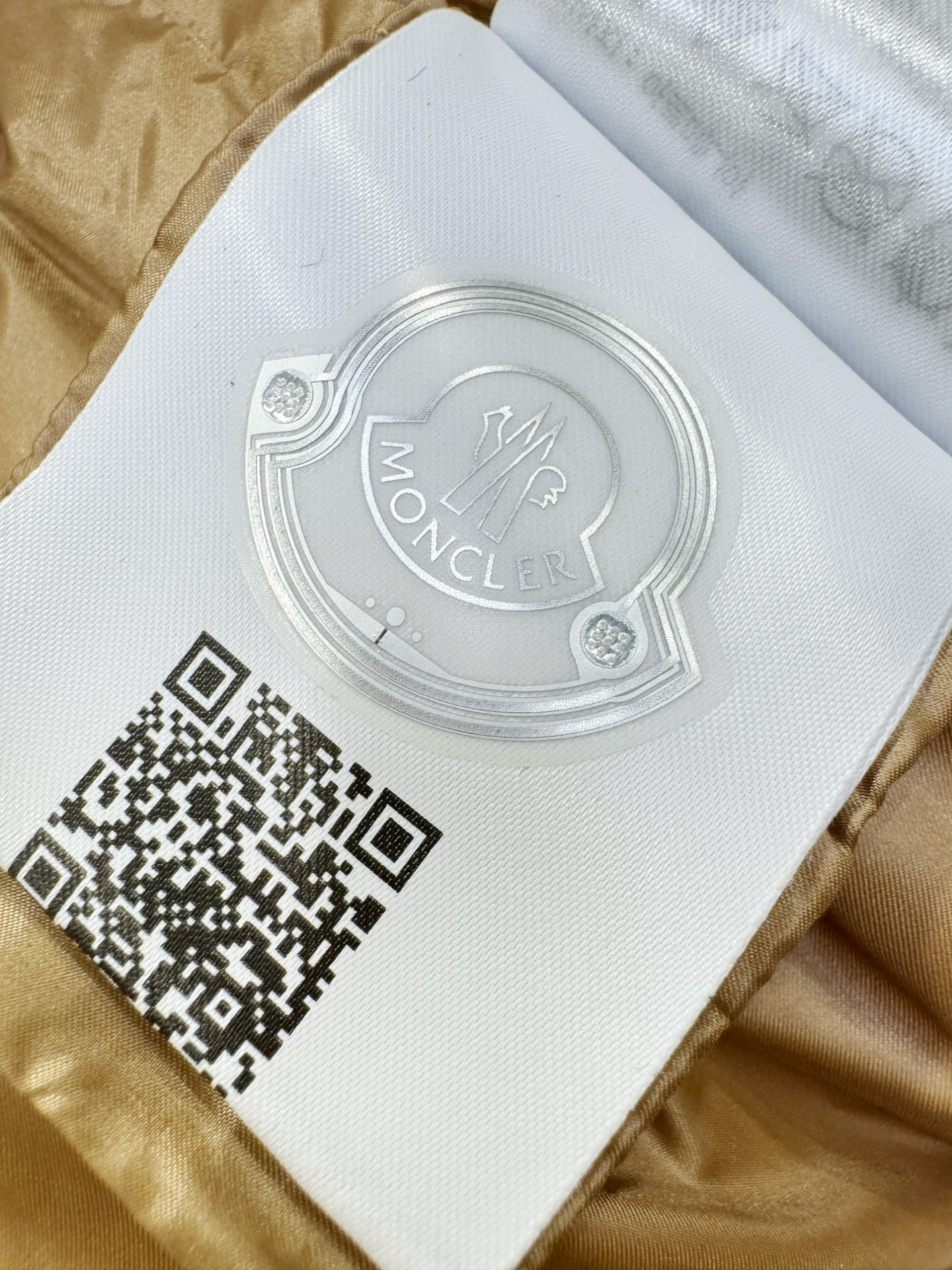 Moncler蒙口 2025新款长款羽绒服，秀场新品，品相非常完美，专柜高科技防水面料，内里90%白鹅绒