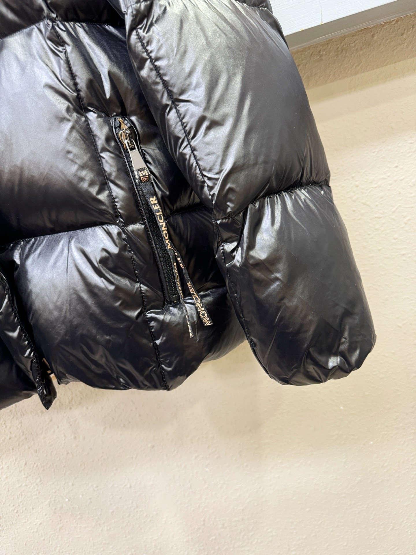 Moncler蒙口 2025新款长款羽绒服，秀场新品，品相非常完美，专柜高科技防水面料，内里90%白鹅绒