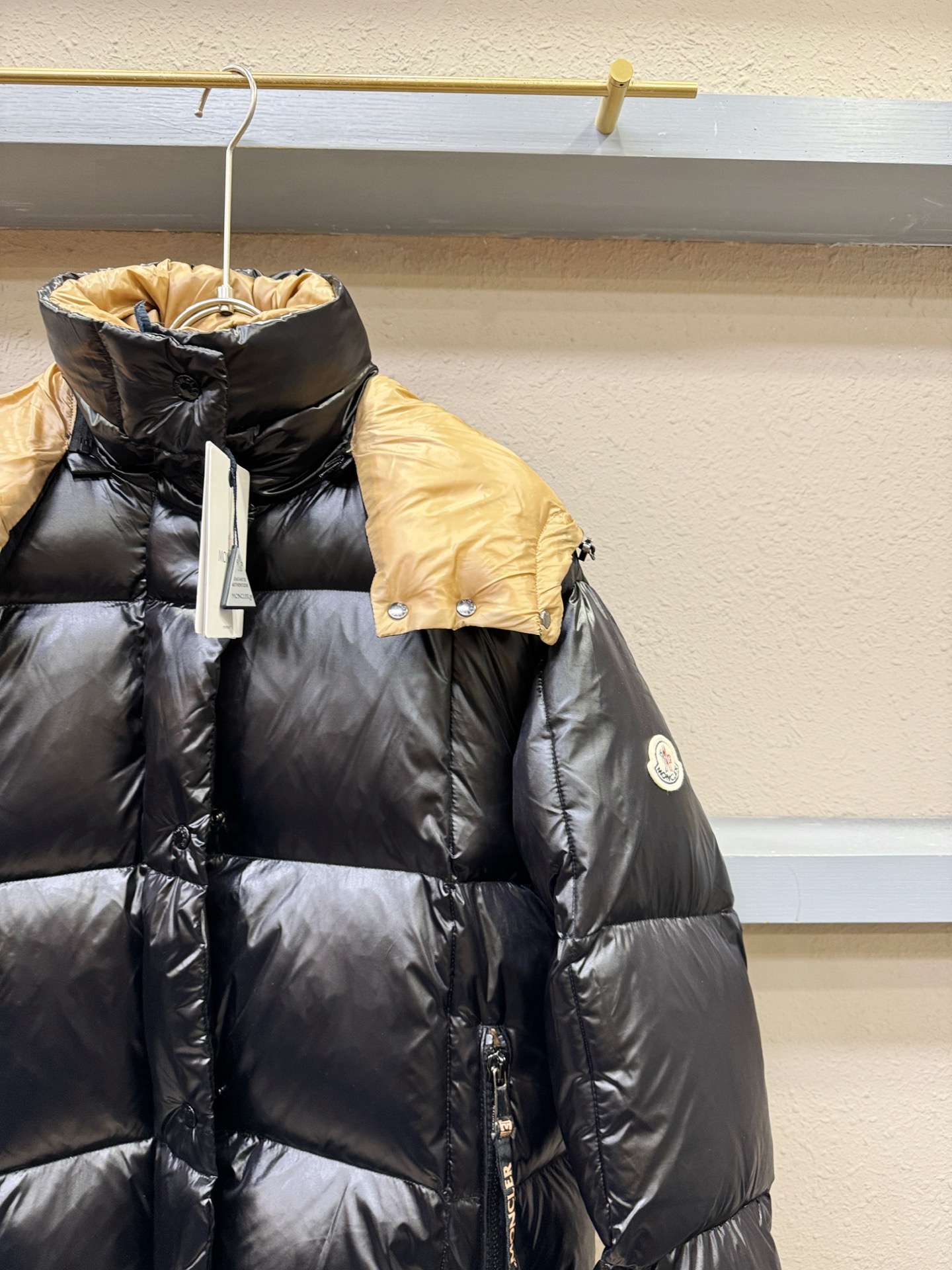 Moncler蒙口 2025新款长款羽绒服，秀场新品，品相非常完美，专柜高科技防水面料，内里90%白鹅绒