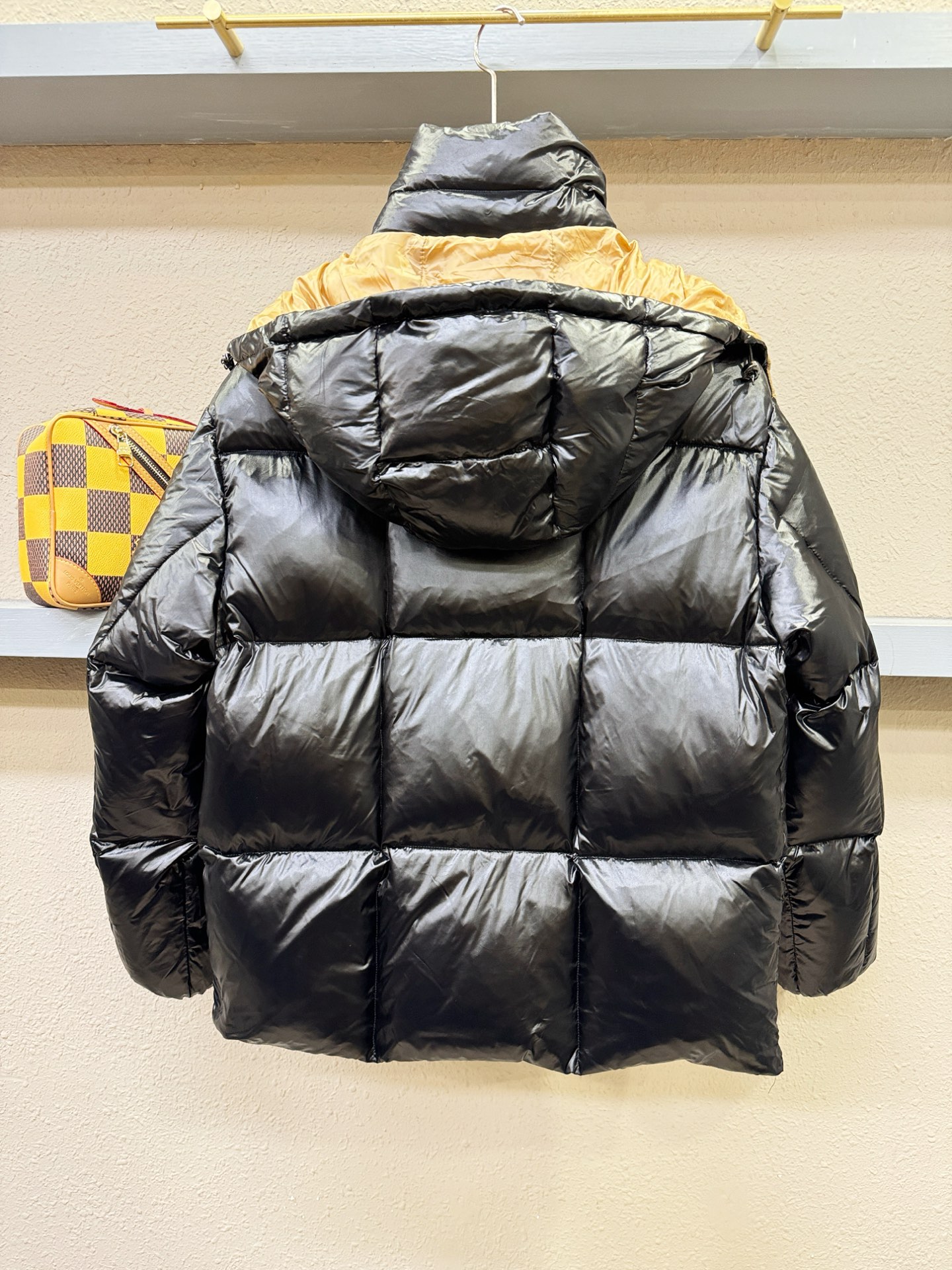 Moncler蒙口 2025新款长款羽绒服，秀场新品，品相非常完美，专柜高科技防水面料，内里90%白鹅绒