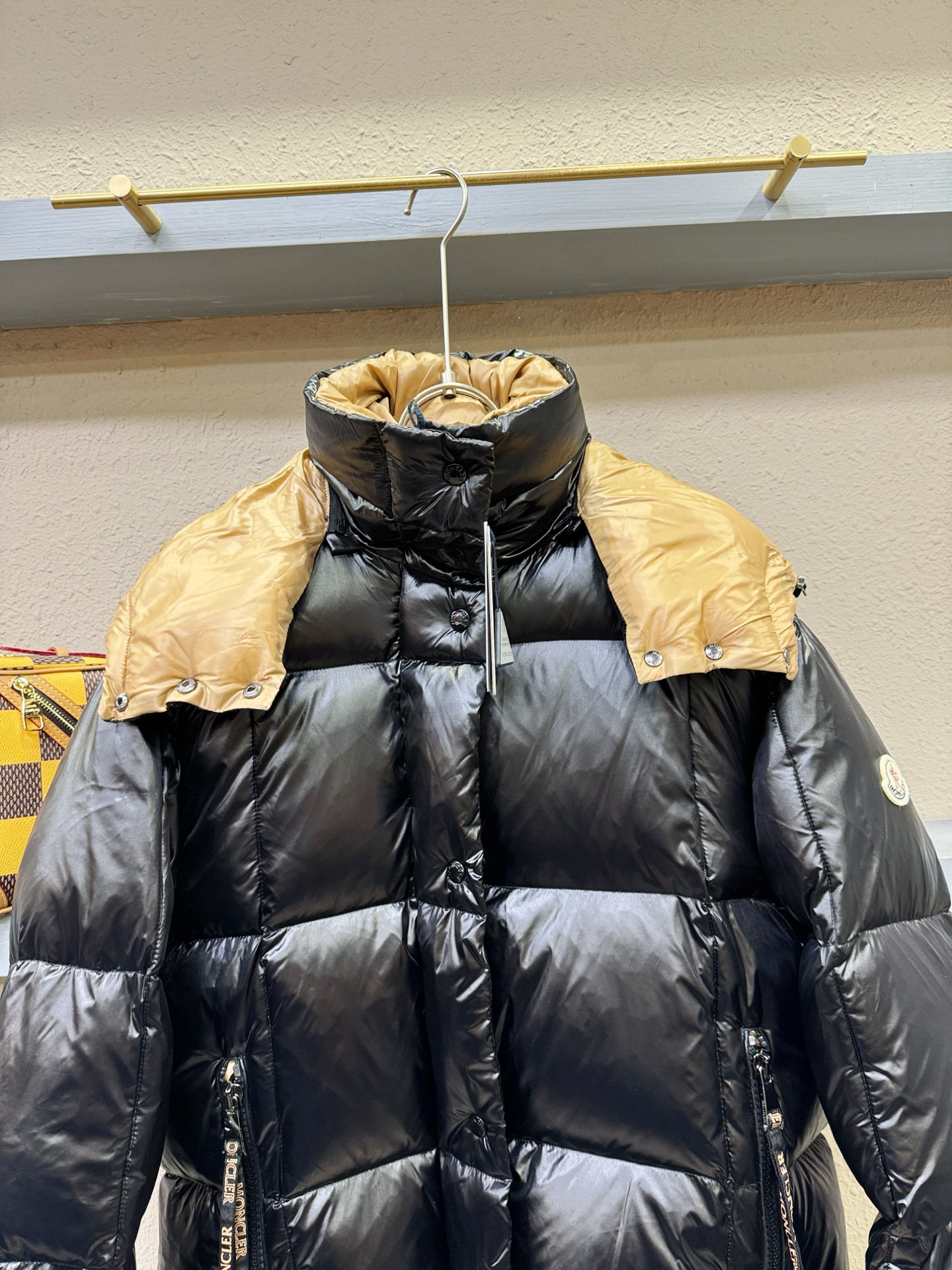 Moncler蒙口 2025新款长款羽绒服，秀场新品，品相非常完美，专柜高科技防水面料，内里90%白鹅绒