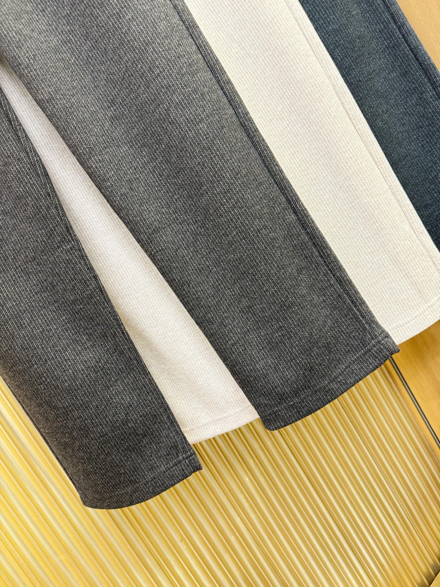 Loro Piana诺悠翩雅 2025秋冬超火爆休闲裤，选用欧洲进口羊毛面料，柔软舒适有质感，原版五金配