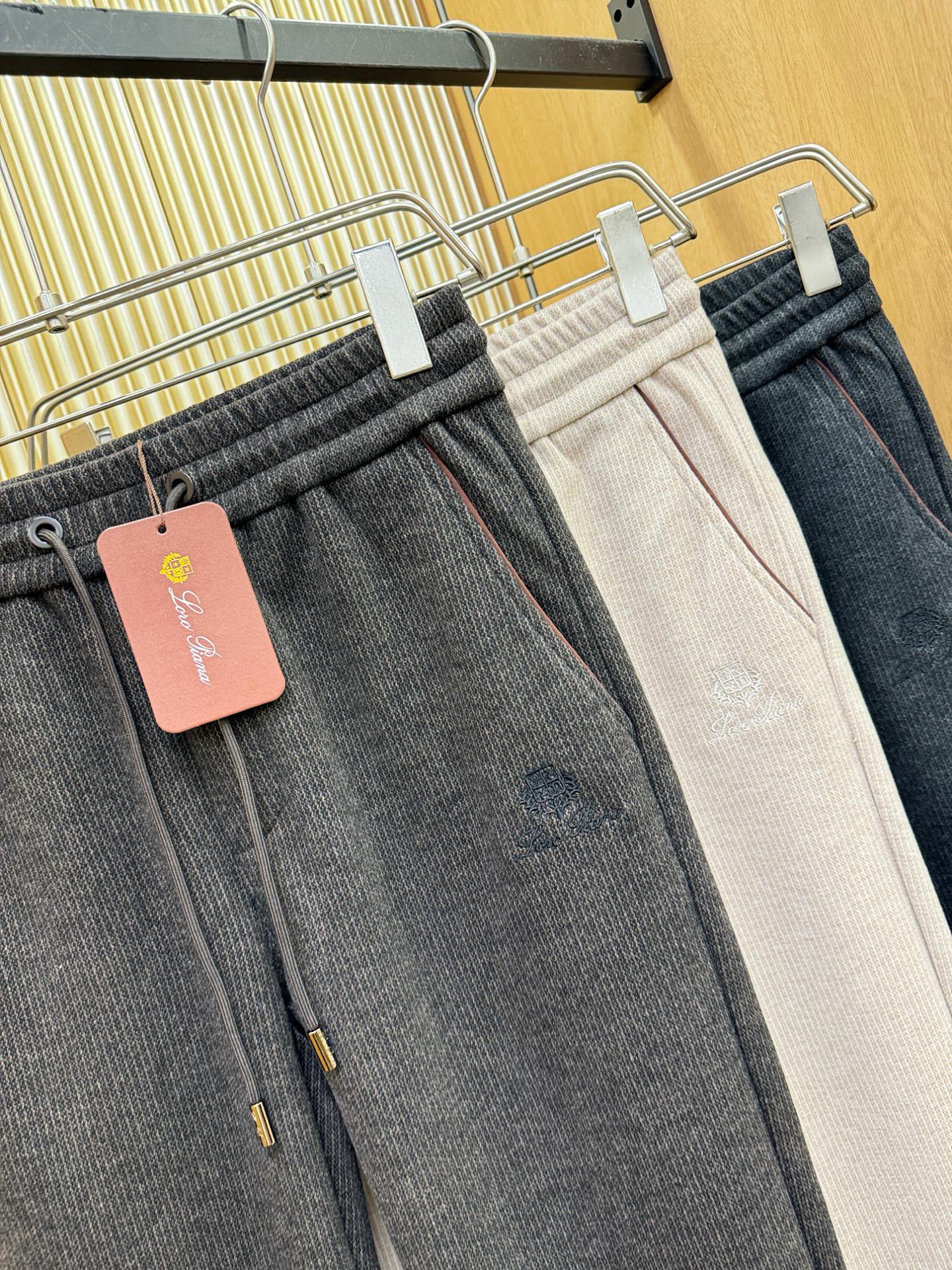 Loro Piana诺悠翩雅 2025秋冬超火爆休闲裤，选用欧洲进口羊毛面料，柔软舒适有质感，原版五金配