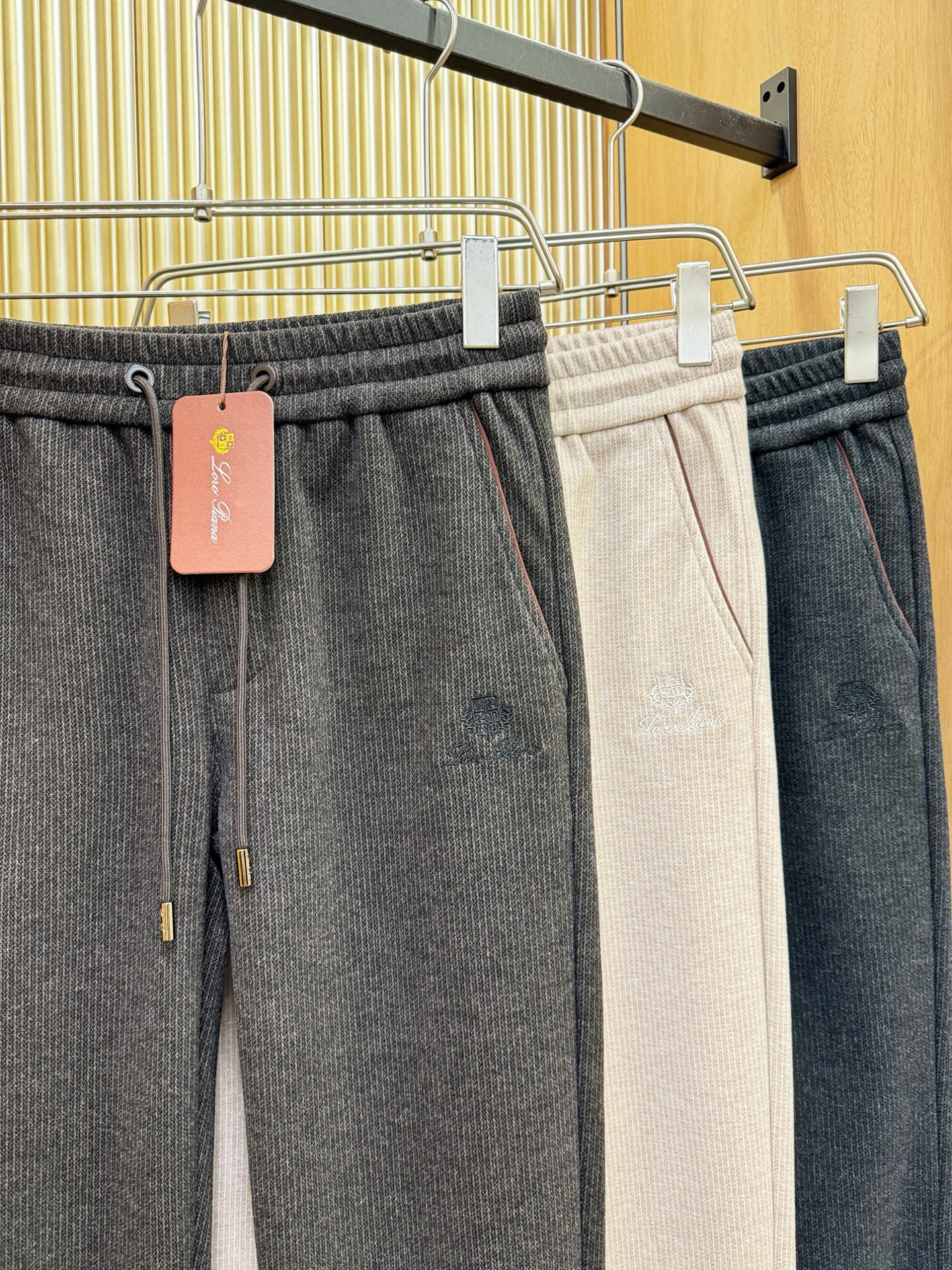 Loro Piana诺悠翩雅 2025秋冬超火爆休闲裤，选用欧洲进口羊毛面料，柔软舒适有质感，原版五金配