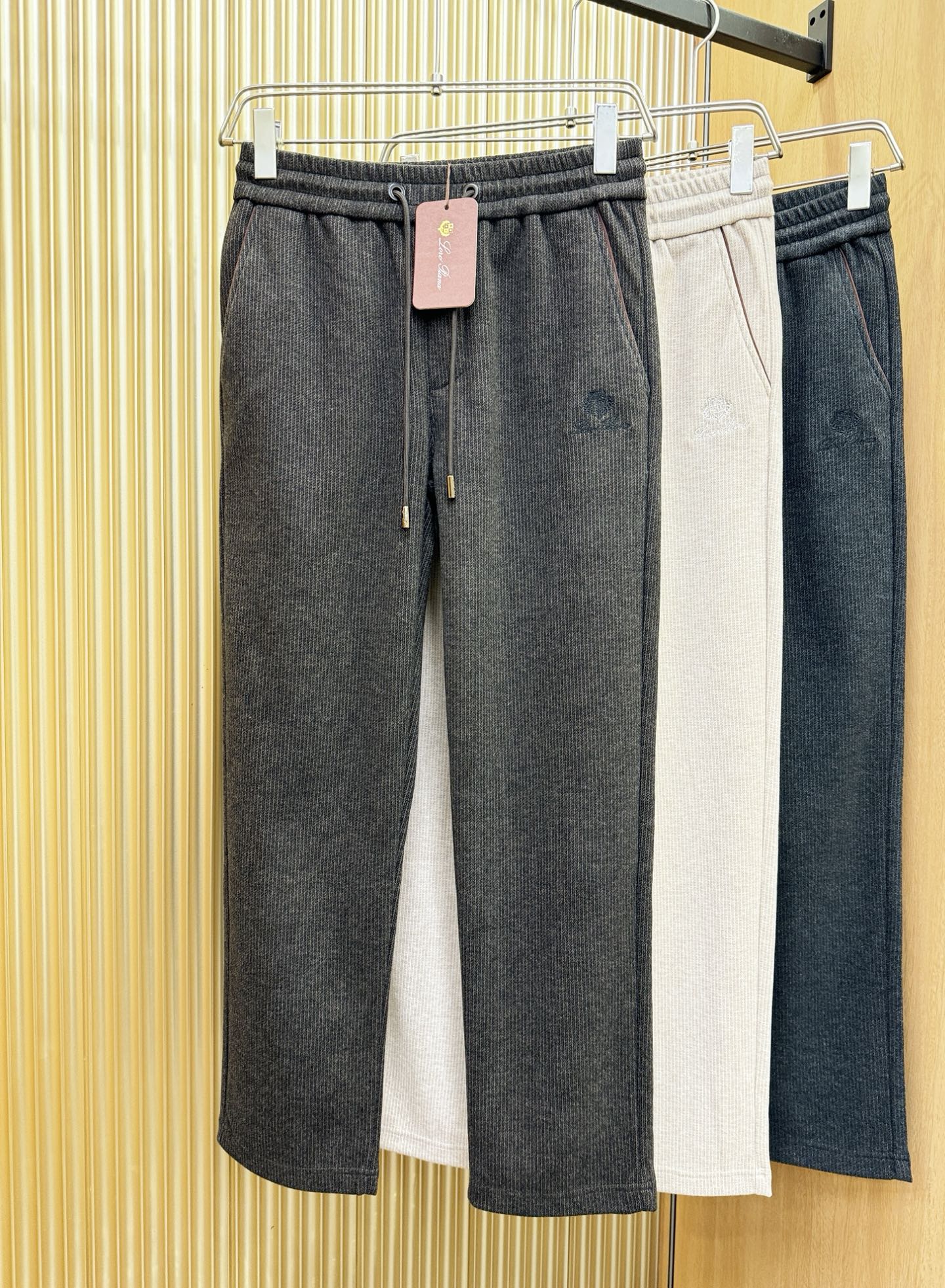 Loro Piana诺悠翩雅 2025秋冬超火爆休闲裤，选用欧洲进口羊毛面料，柔软舒适有质感，原版五金配