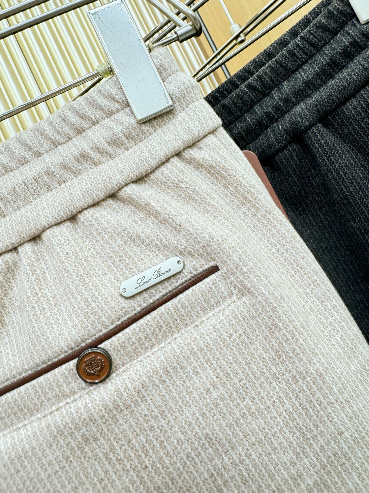 Loro Piana诺悠翩雅 2025秋冬超火爆休闲裤，选用欧洲进口羊毛面料，柔软舒适有质感，原版五金配