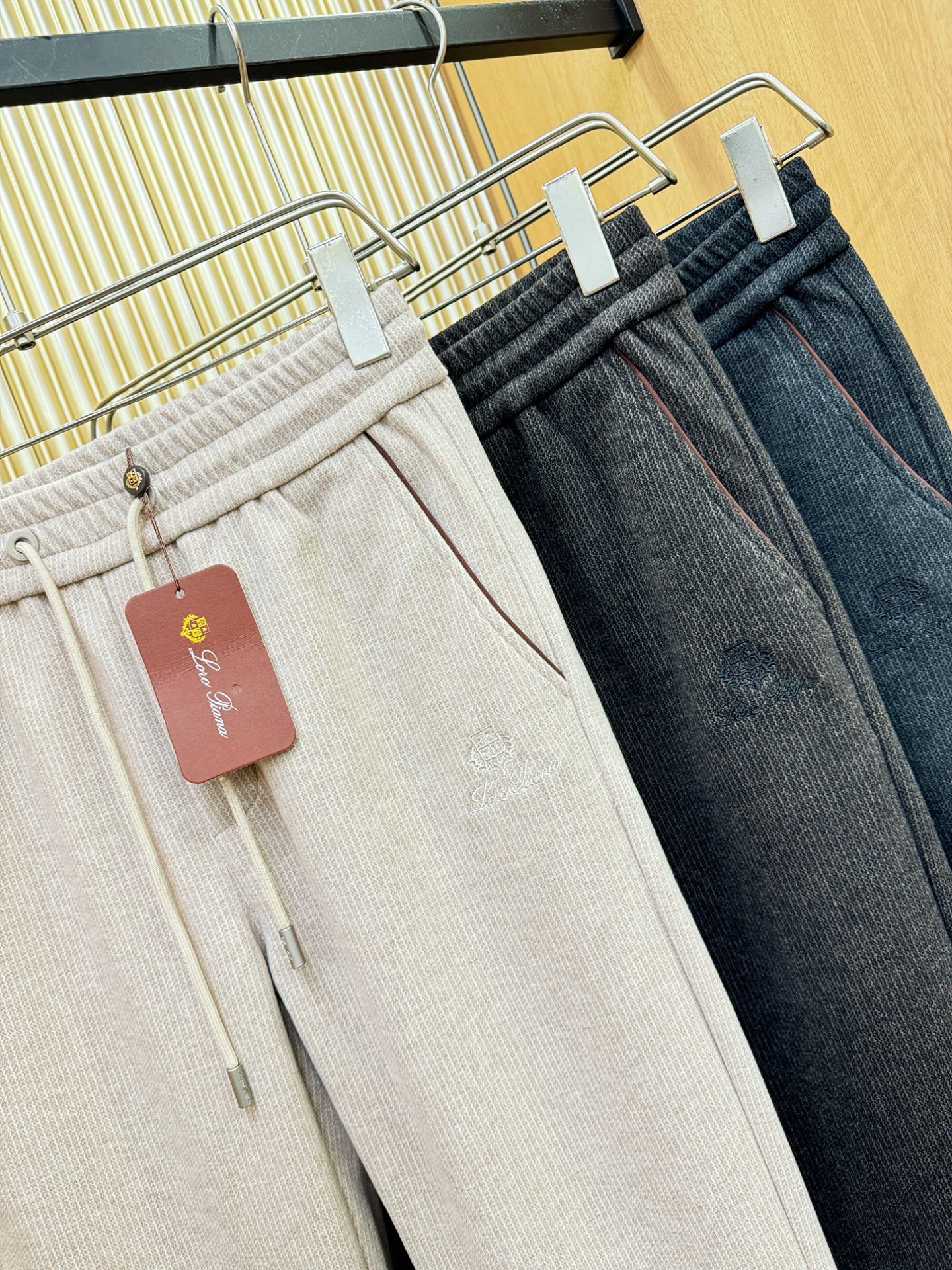 Loro Piana诺悠翩雅 2025秋冬超火爆休闲裤，选用欧洲进口羊毛面料，柔软舒适有质感，原版五金配