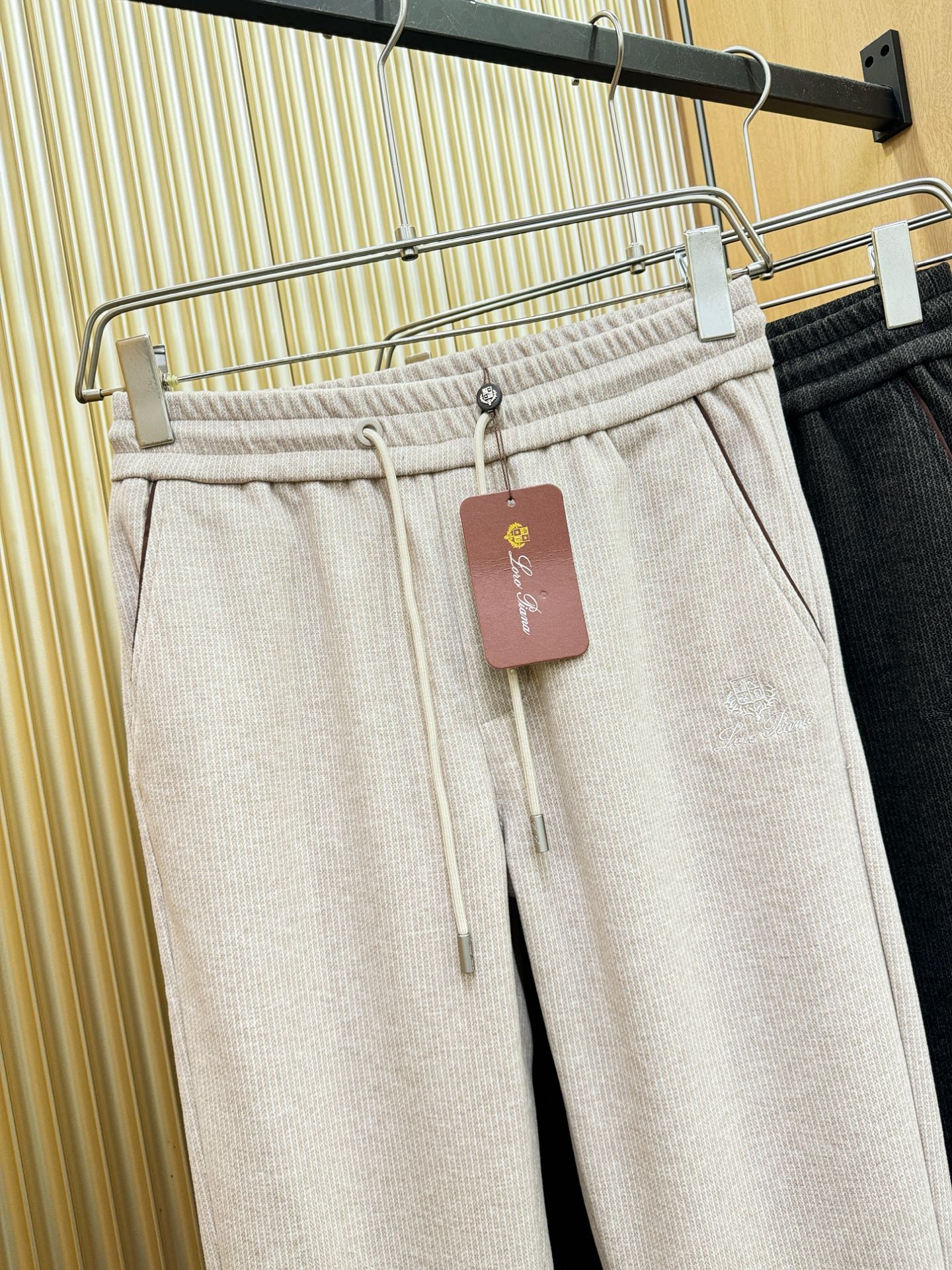 Loro Piana诺悠翩雅 2025秋冬超火爆休闲裤，选用欧洲进口羊毛面料，柔软舒适有质感，原版五金配