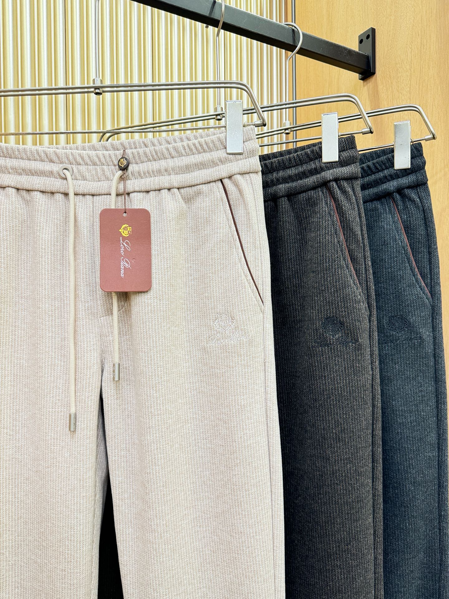 Loro Piana诺悠翩雅 2025秋冬超火爆休闲裤，选用欧洲进口羊毛面料，柔软舒适有质感，原版五金配