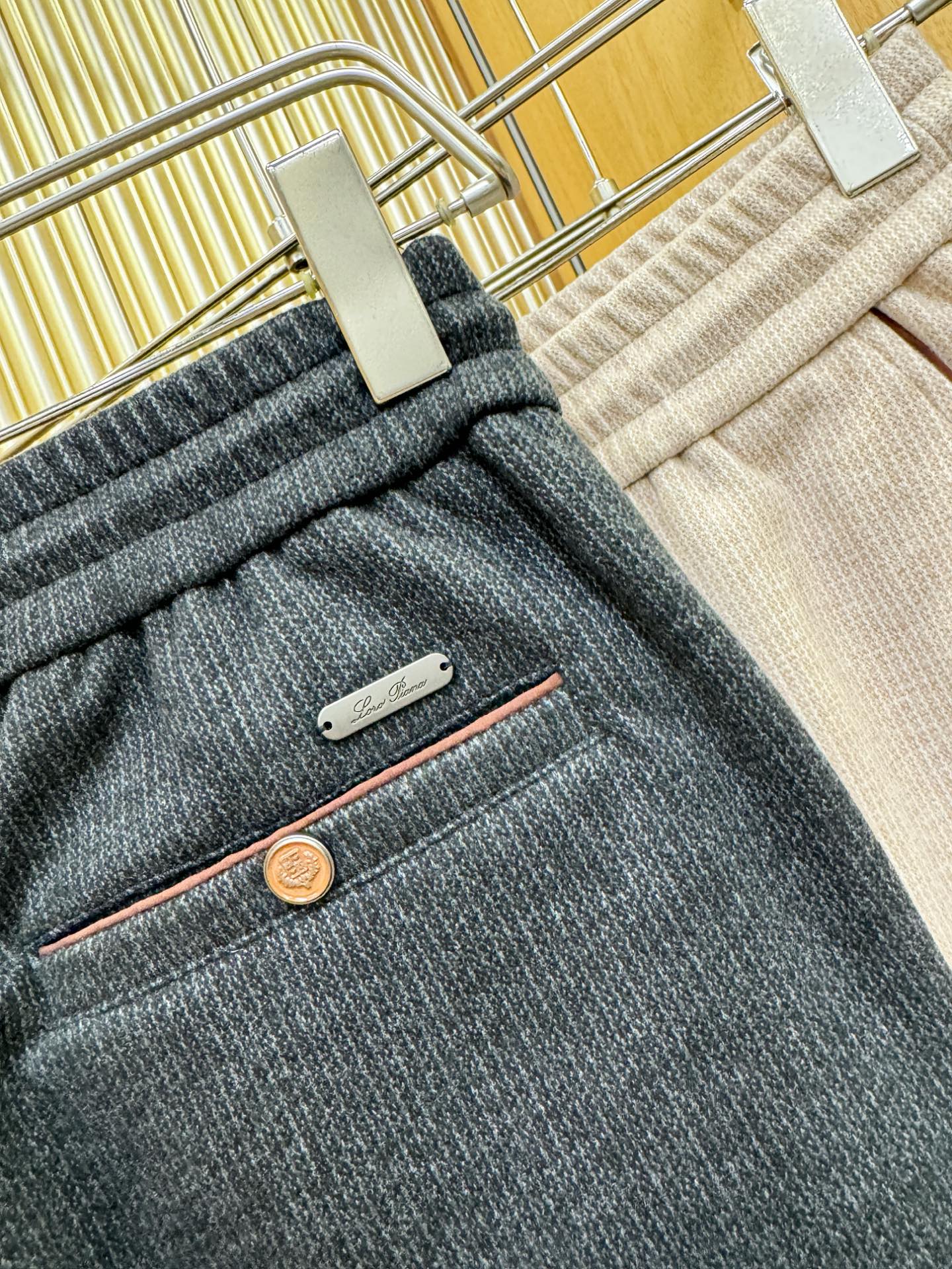 Loro Piana诺悠翩雅 2025秋冬超火爆休闲裤，选用欧洲进口羊毛面料，柔软舒适有质感，原版五金配