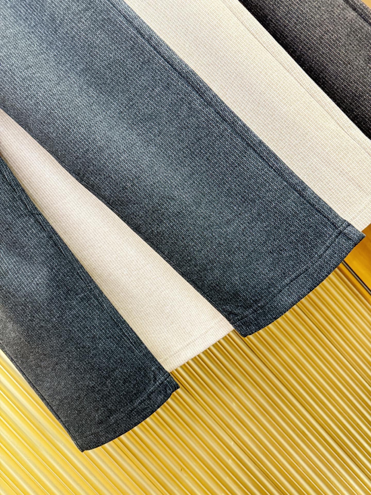 Loro Piana诺悠翩雅 2025秋冬超火爆休闲裤，选用欧洲进口羊毛面料，柔软舒适有质感，原版五金配