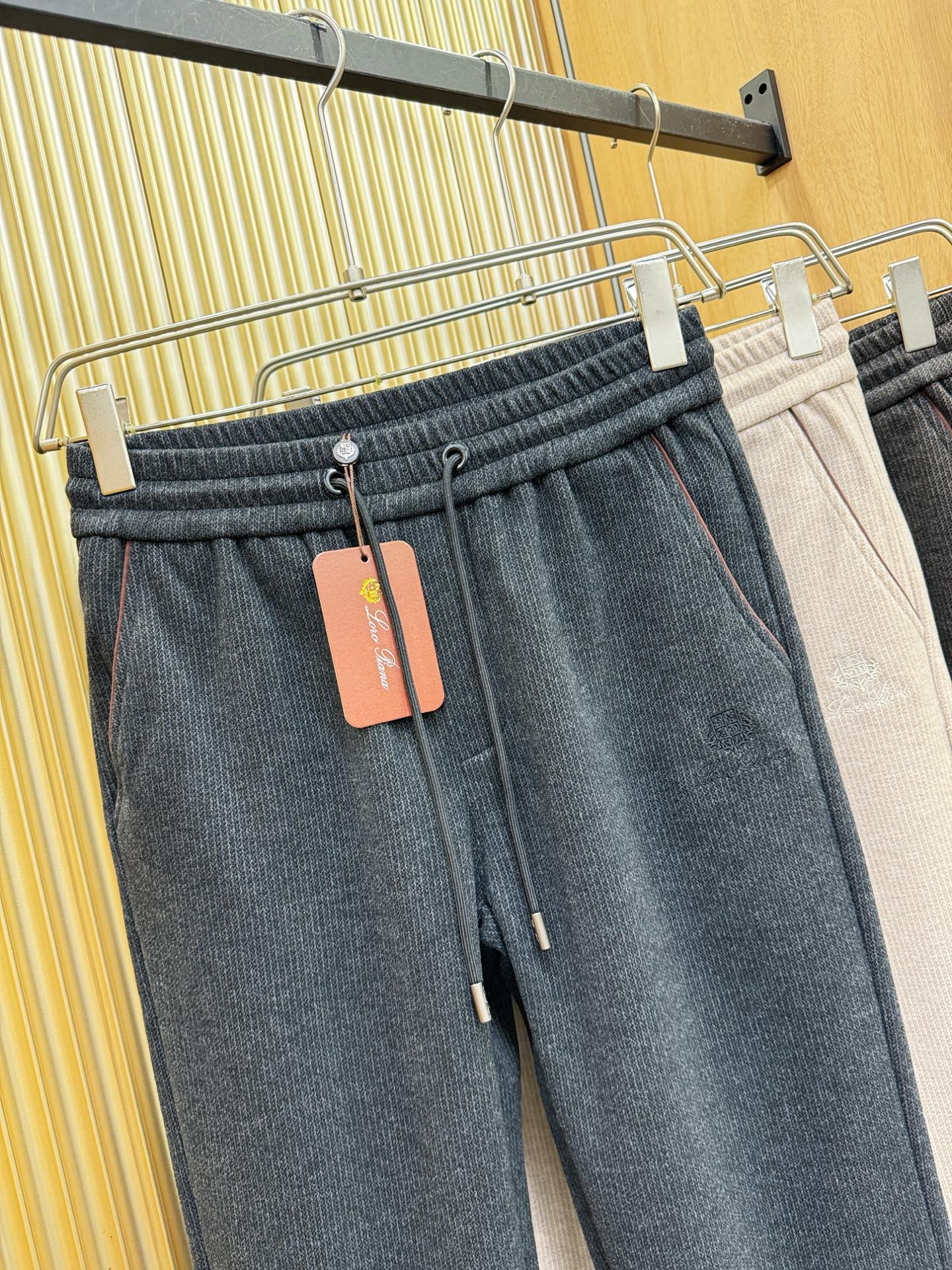 Loro Piana诺悠翩雅 2025秋冬超火爆休闲裤，选用欧洲进口羊毛面料，柔软舒适有质感，原版五金配