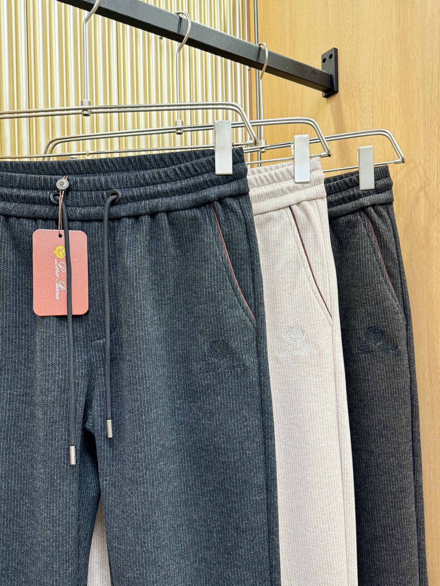 Loro Piana诺悠翩雅 2025秋冬超火爆休闲裤，选用欧洲进口羊毛面料，柔软舒适有质感，原版五金配