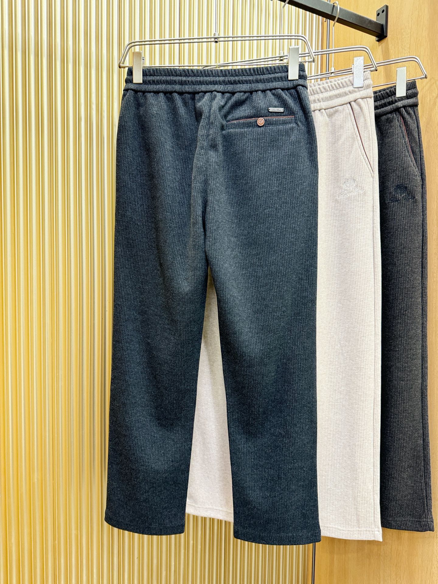 Loro Piana诺悠翩雅 2025秋冬超火爆休闲裤，选用欧洲进口羊毛面料，柔软舒适有质感，原版五金配