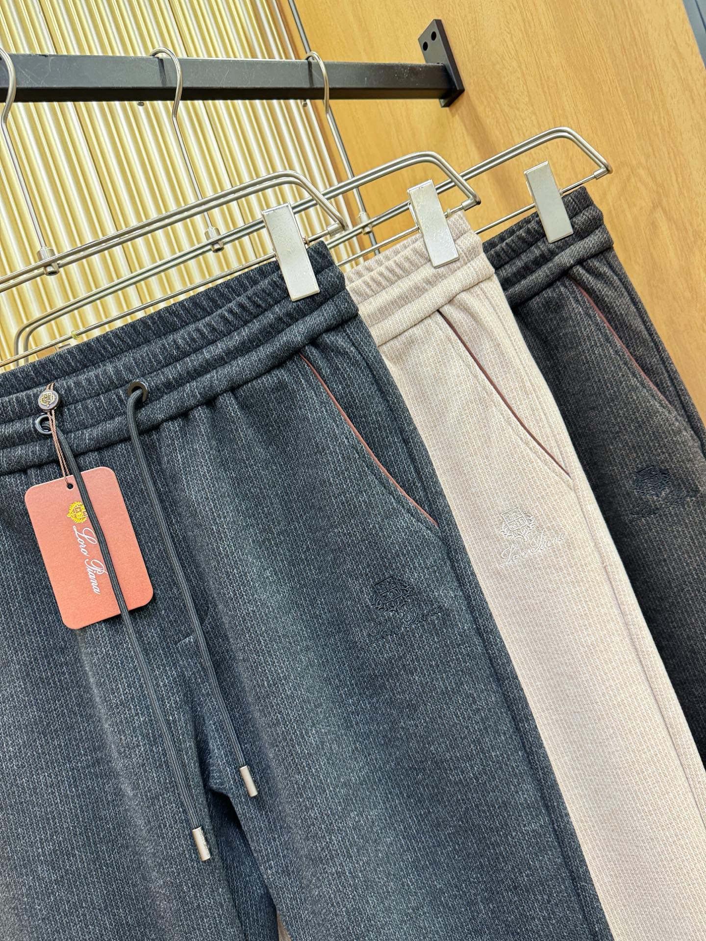 Loro Piana诺悠翩雅 2025秋冬超火爆休闲裤，选用欧洲进口羊毛面料，柔软舒适有质感，原版五金配