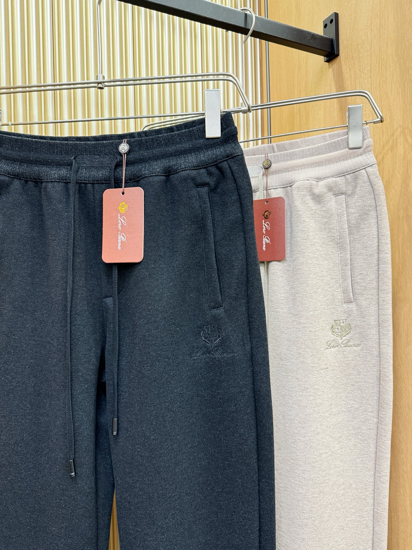 Loro Piana诺悠翩雅 2025秋冬超火爆休闲裤，选用欧洲进口羊毛面料，柔软舒适有质感，原版五金配