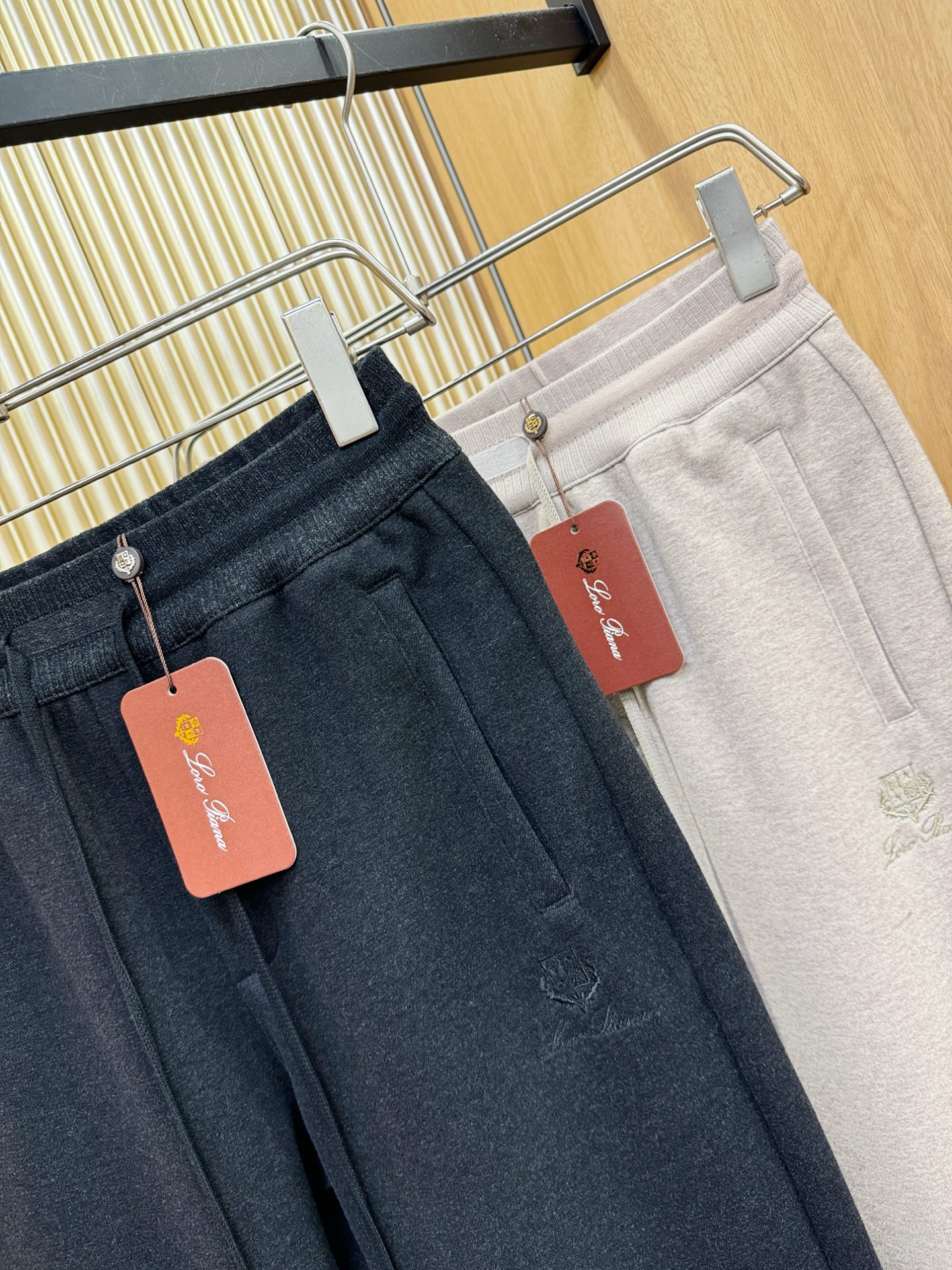 Loro Piana诺悠翩雅 2025秋冬超火爆休闲裤，选用欧洲进口羊毛面料，柔软舒适有质感，原版五金配