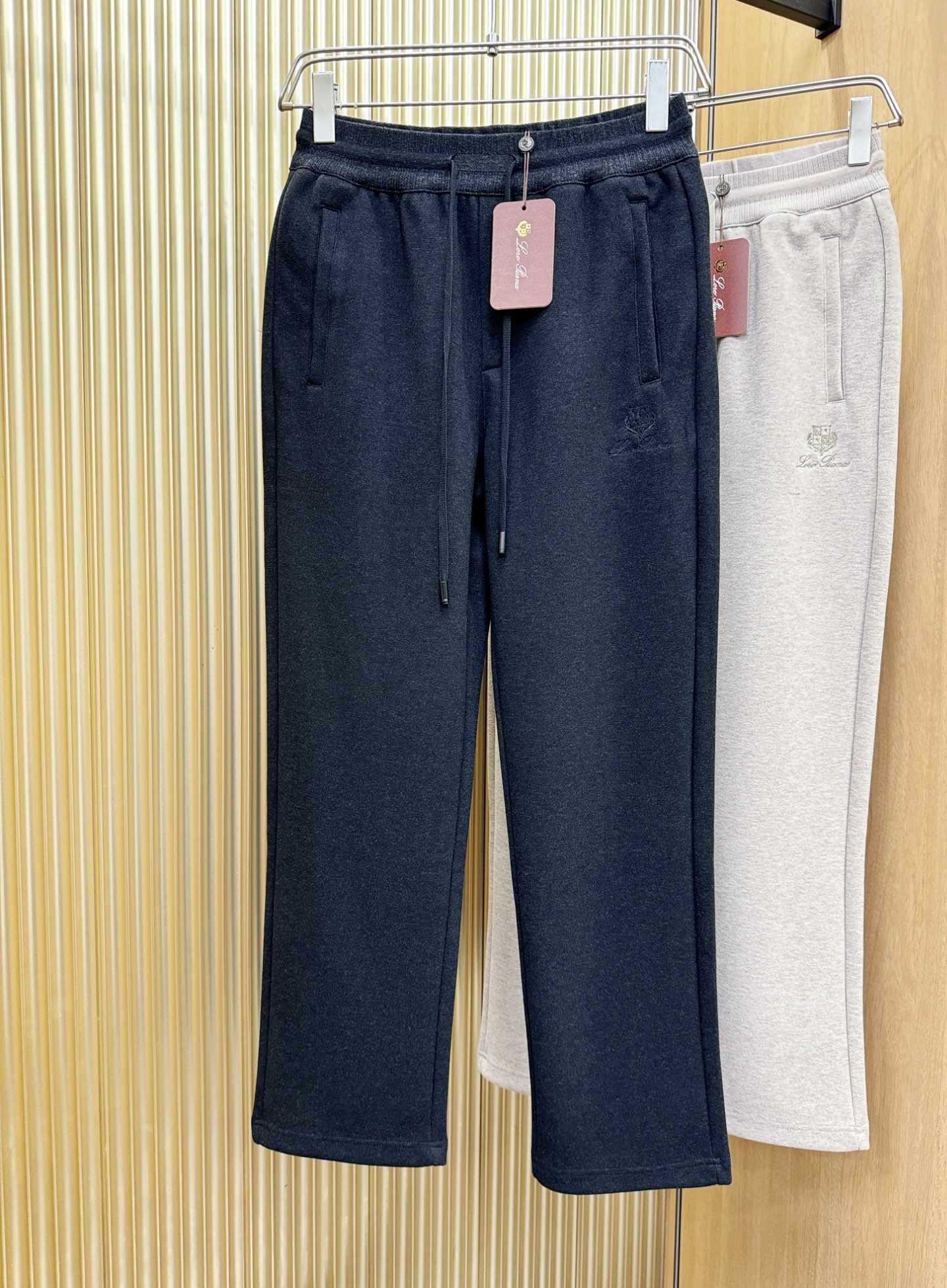 Loro Piana诺悠翩雅 2025秋冬超火爆休闲裤，选用欧洲进口羊毛面料，柔软舒适有质感，原版五金配