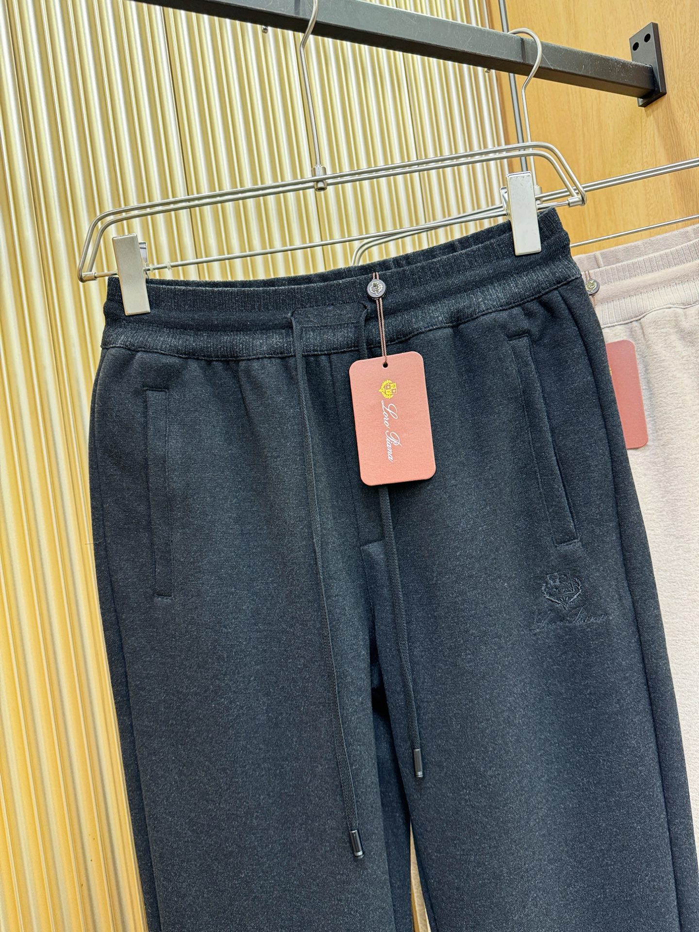 Loro Piana诺悠翩雅 2025秋冬超火爆休闲裤，选用欧洲进口羊毛面料，柔软舒适有质感，原版五金配