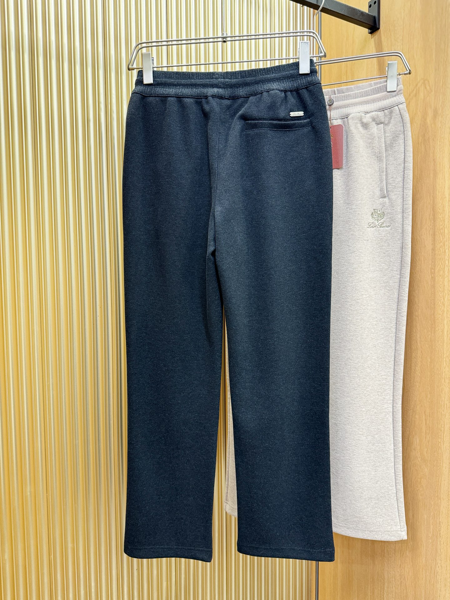 Loro Piana诺悠翩雅 2025秋冬超火爆休闲裤，选用欧洲进口羊毛面料，柔软舒适有质感，原版五金配