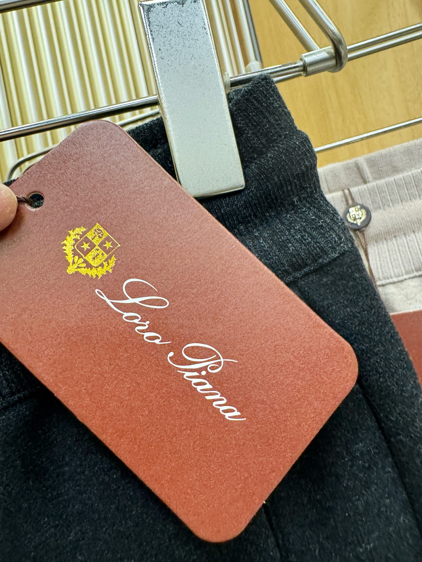 Loro Piana诺悠翩雅 2025秋冬超火爆休闲裤，选用欧洲进口羊毛面料，柔软舒适有质感，原版五金配