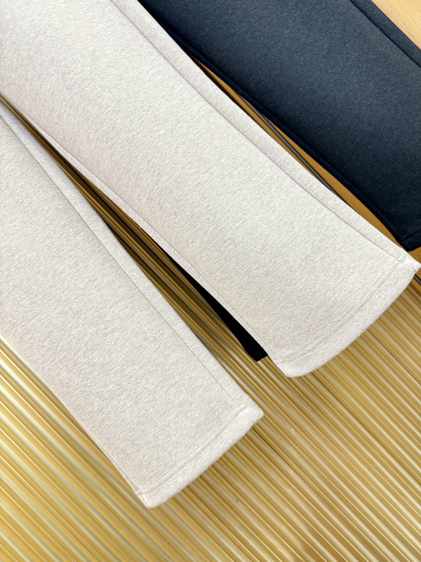 Loro Piana诺悠翩雅 2025秋冬超火爆休闲裤，选用欧洲进口羊毛面料，柔软舒适有质感，原版五金配