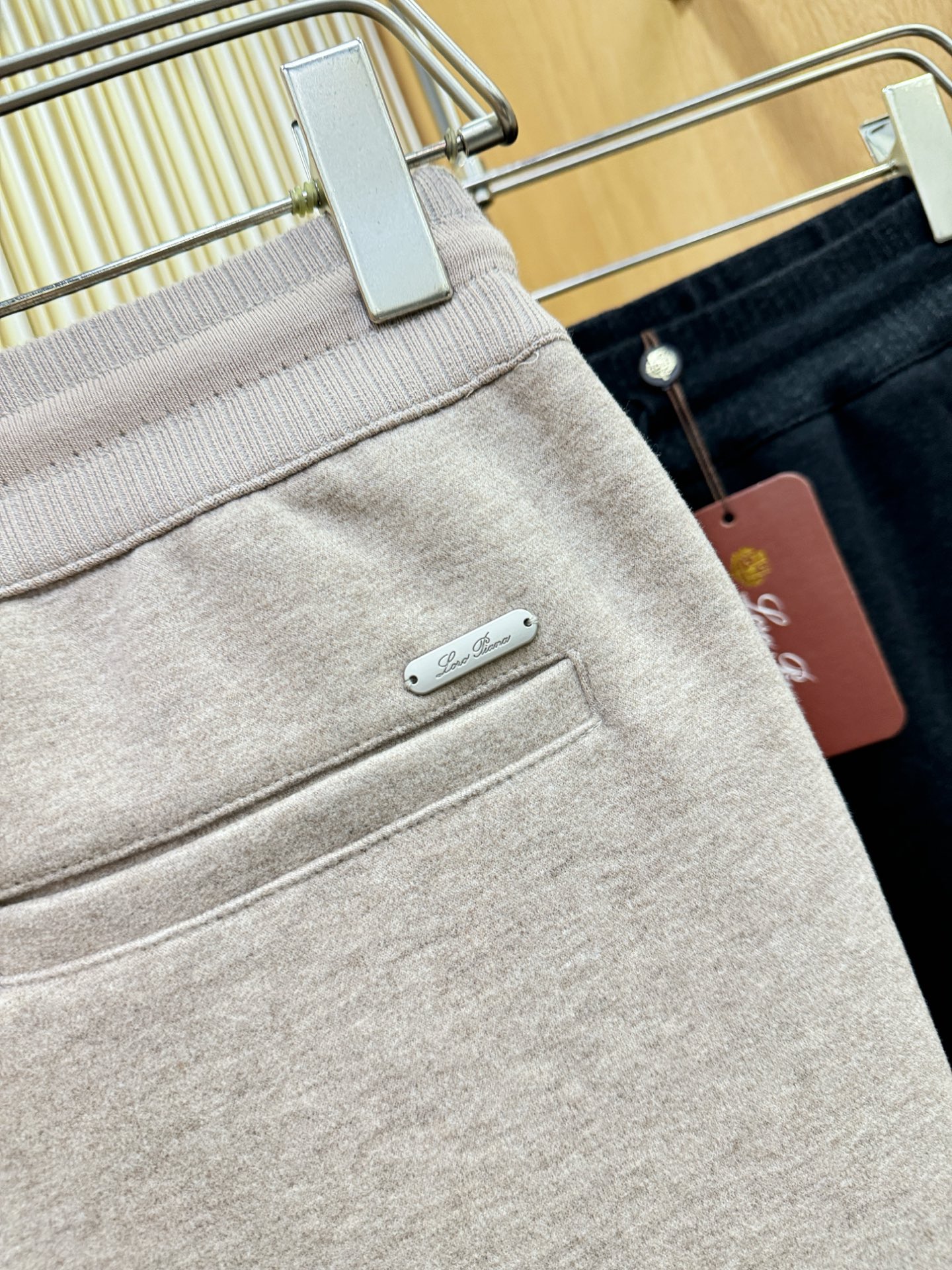 Loro Piana诺悠翩雅 2025秋冬超火爆休闲裤，选用欧洲进口羊毛面料，柔软舒适有质感，原版五金配