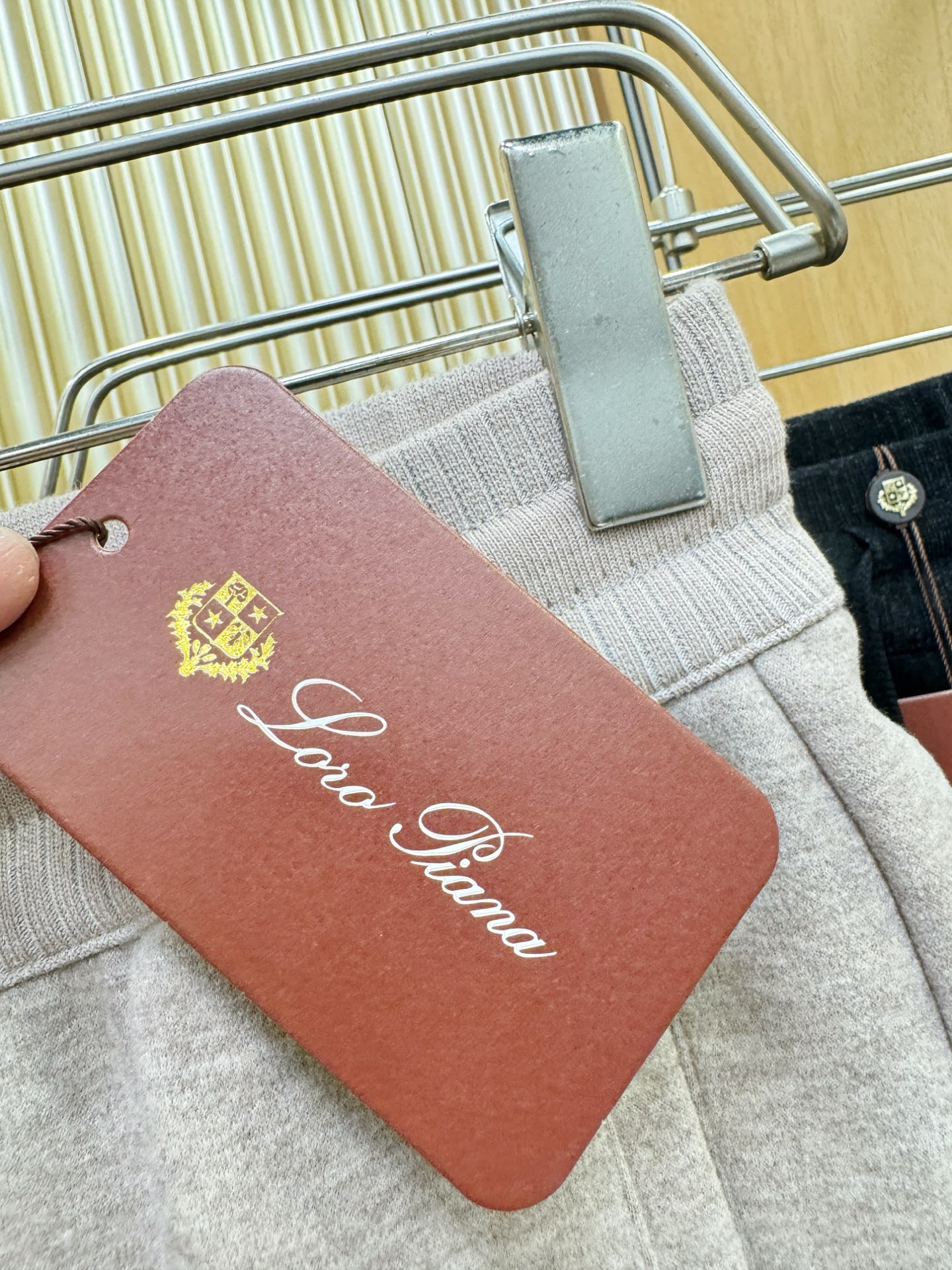 Loro Piana诺悠翩雅 2025秋冬超火爆休闲裤，选用欧洲进口羊毛面料，柔软舒适有质感，原版五金配