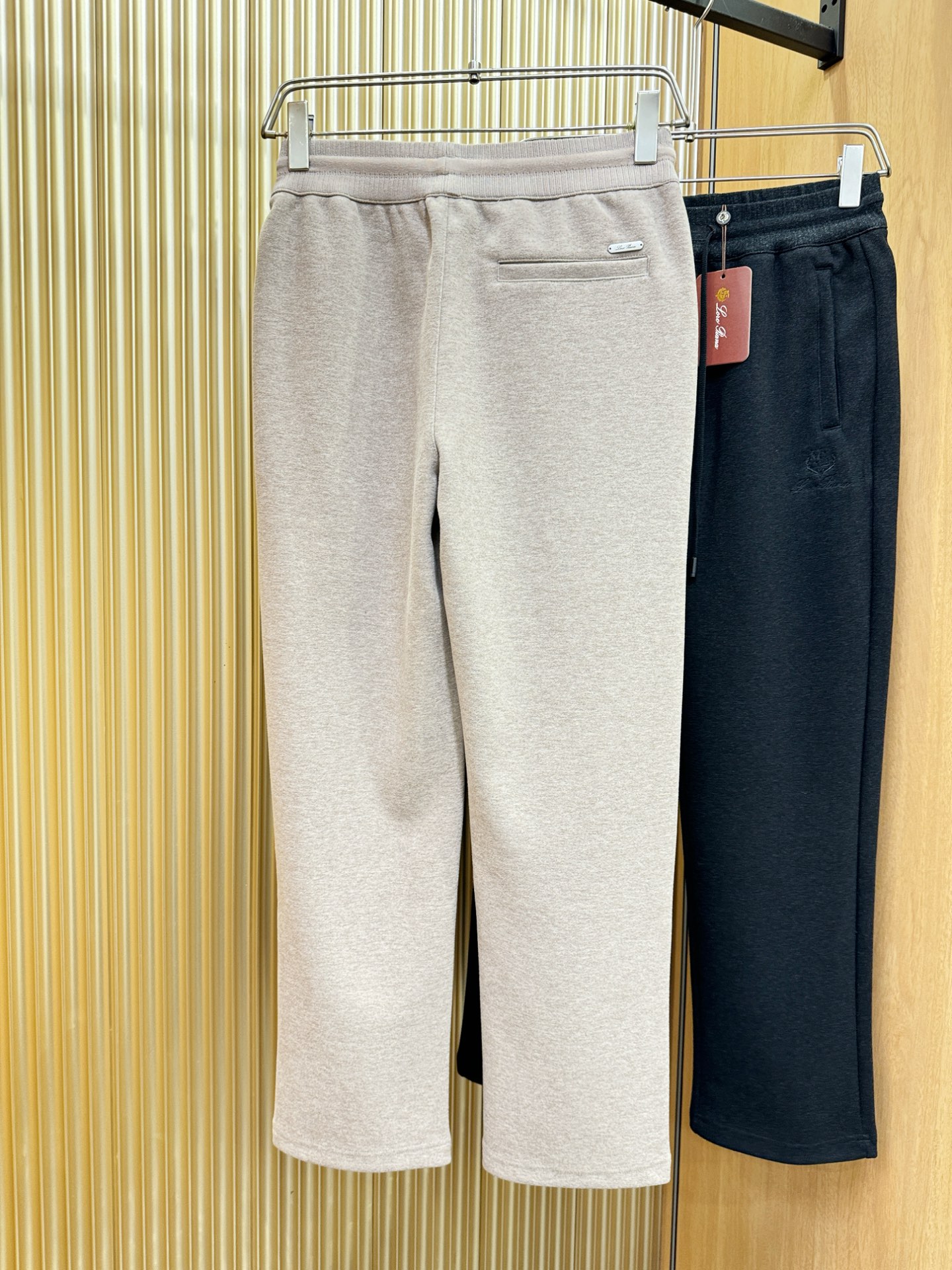 Loro Piana诺悠翩雅 2025秋冬超火爆休闲裤，选用欧洲进口羊毛面料，柔软舒适有质感，原版五金配