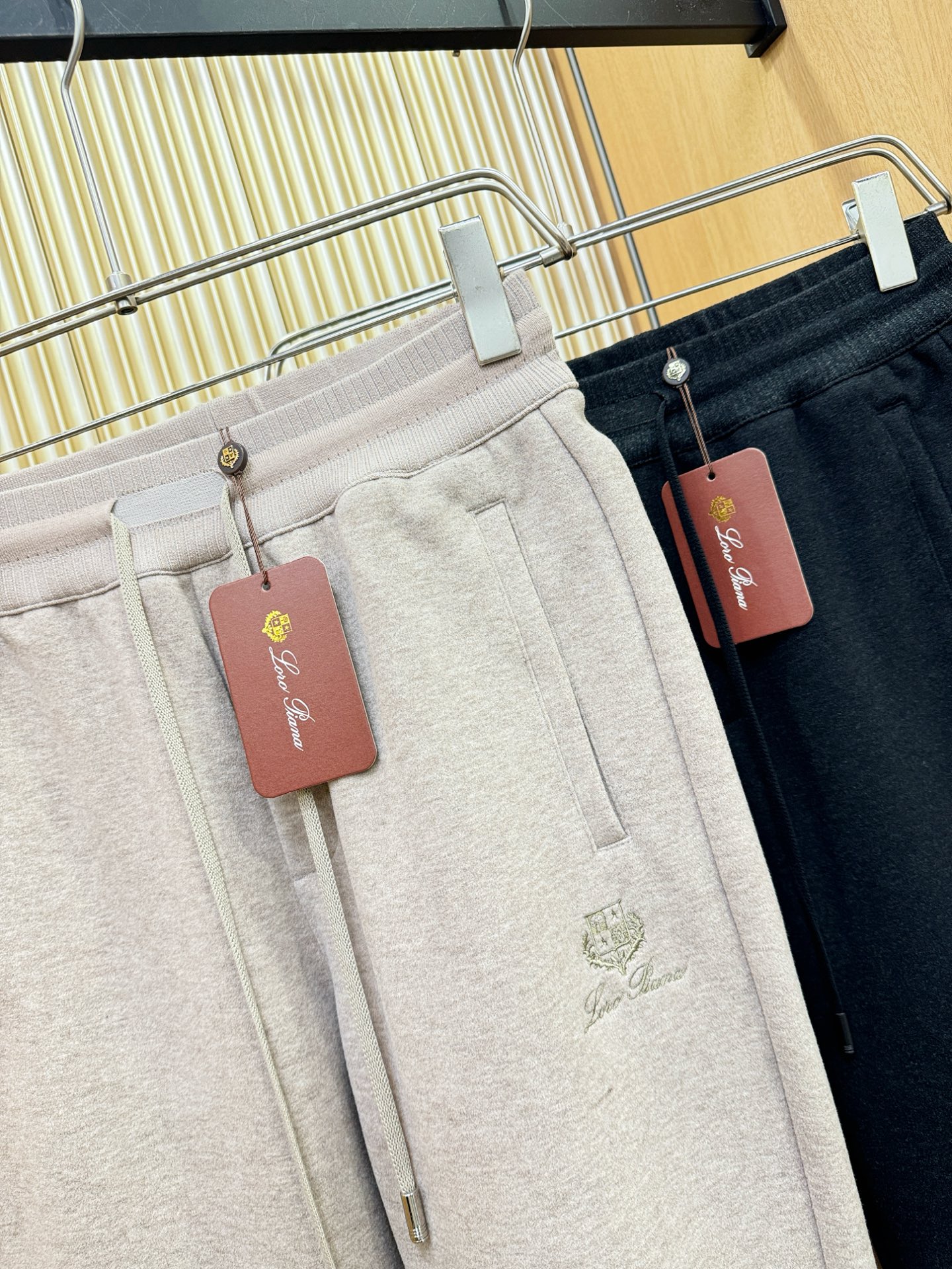 Loro Piana诺悠翩雅 2025秋冬超火爆休闲裤，选用欧洲进口羊毛面料，柔软舒适有质感，原版五金配