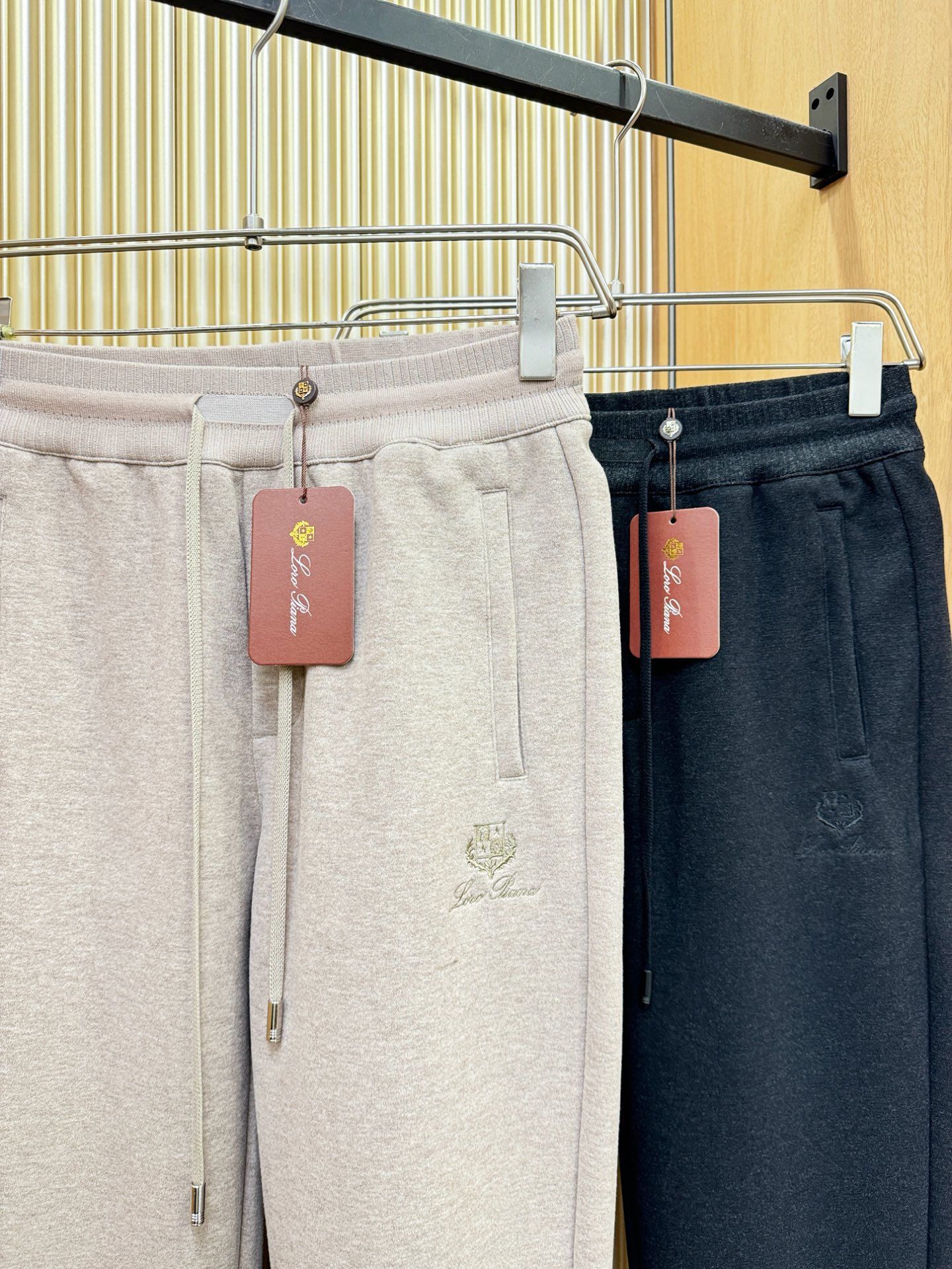 Loro Piana诺悠翩雅 2025秋冬超火爆休闲裤，选用欧洲进口羊毛面料，柔软舒适有质感，原版五金配