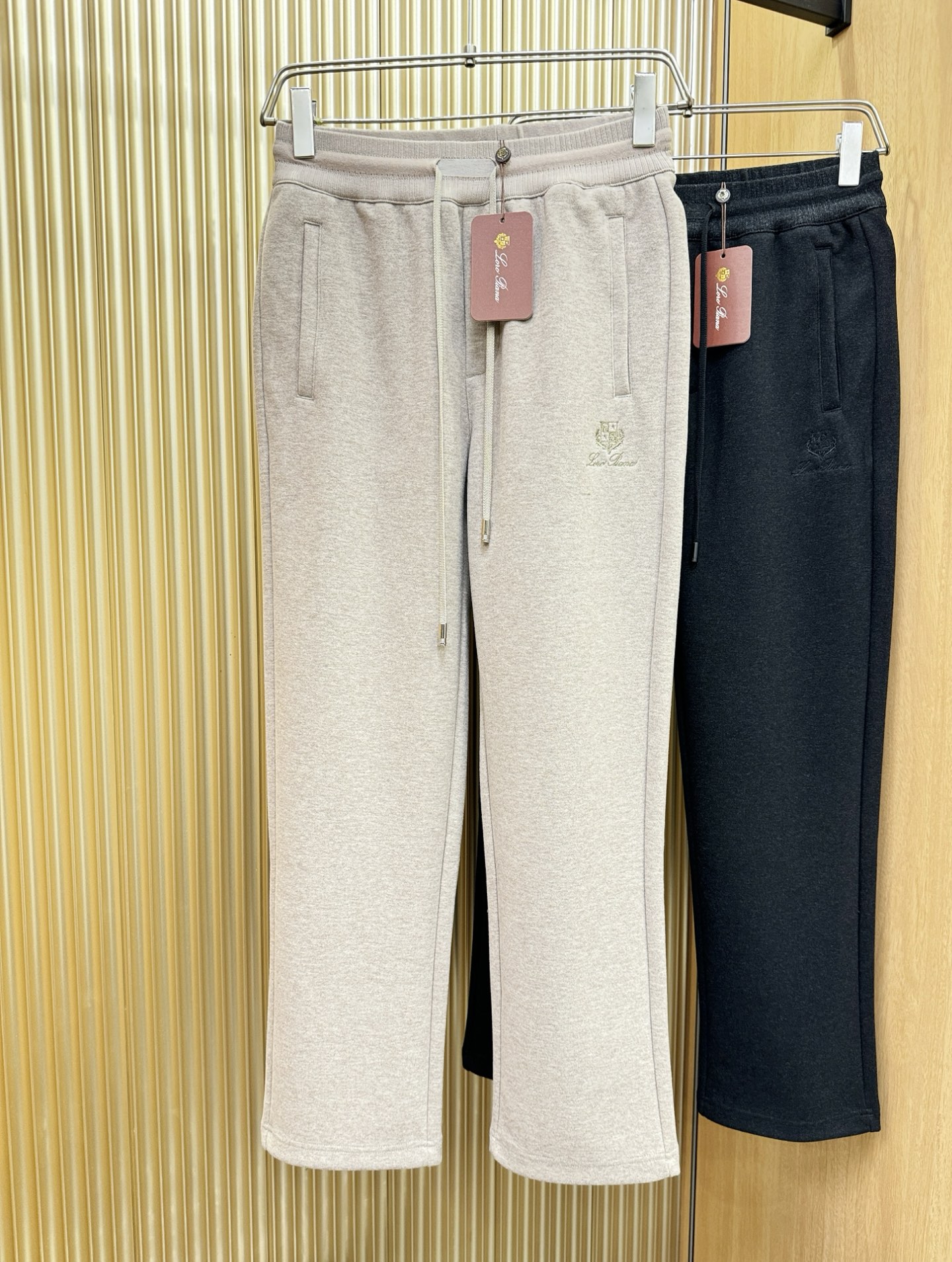 Loro Piana诺悠翩雅 2025秋冬超火爆休闲裤，选用欧洲进口羊毛面料，柔软舒适有质感，原版五金配