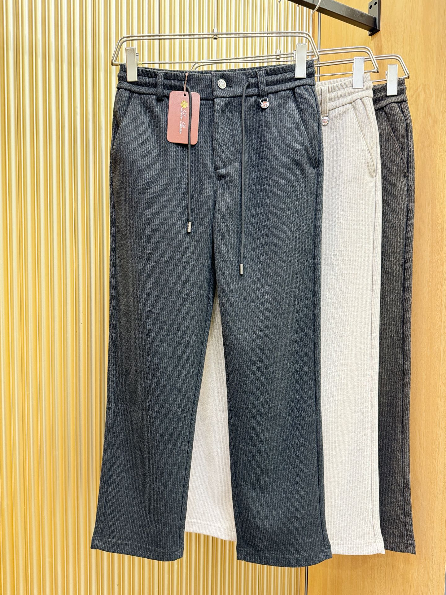 Loro Piana诺悠翩雅 2025秋冬超火爆休闲裤，选用欧洲进口羊毛面料，柔软舒适有质感，原版五金配