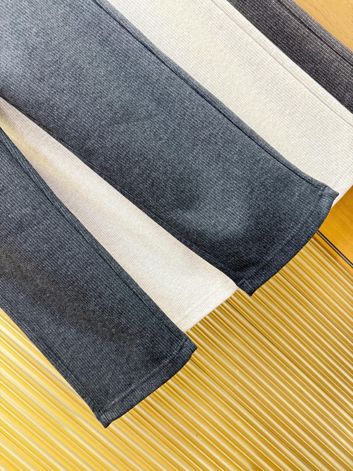 Loro Piana诺悠翩雅 2025秋冬超火爆休闲裤，选用欧洲进口羊毛面料，柔软舒适有质感，原版五金配