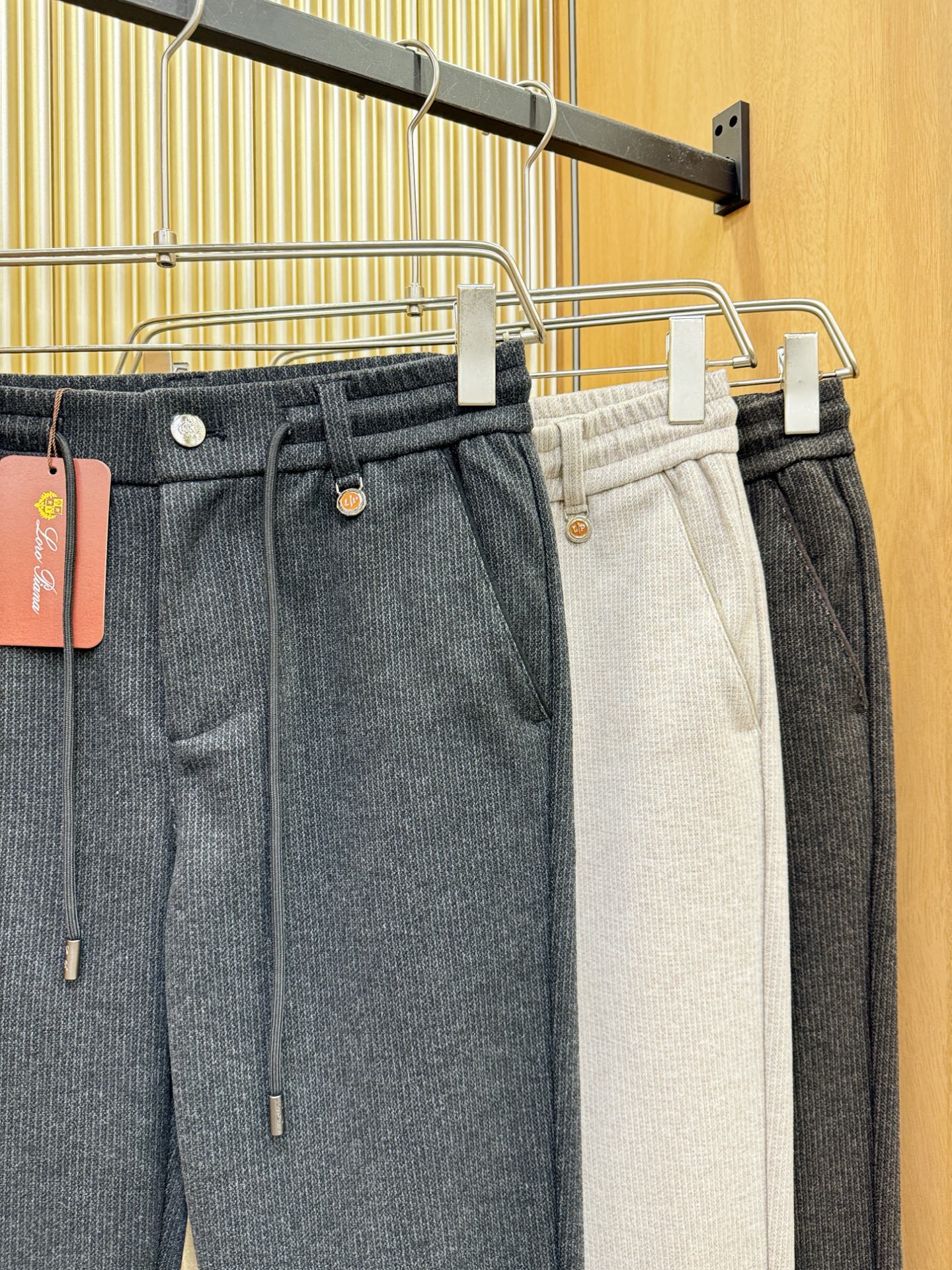 Loro Piana诺悠翩雅 2025秋冬超火爆休闲裤，选用欧洲进口羊毛面料，柔软舒适有质感，原版五金配