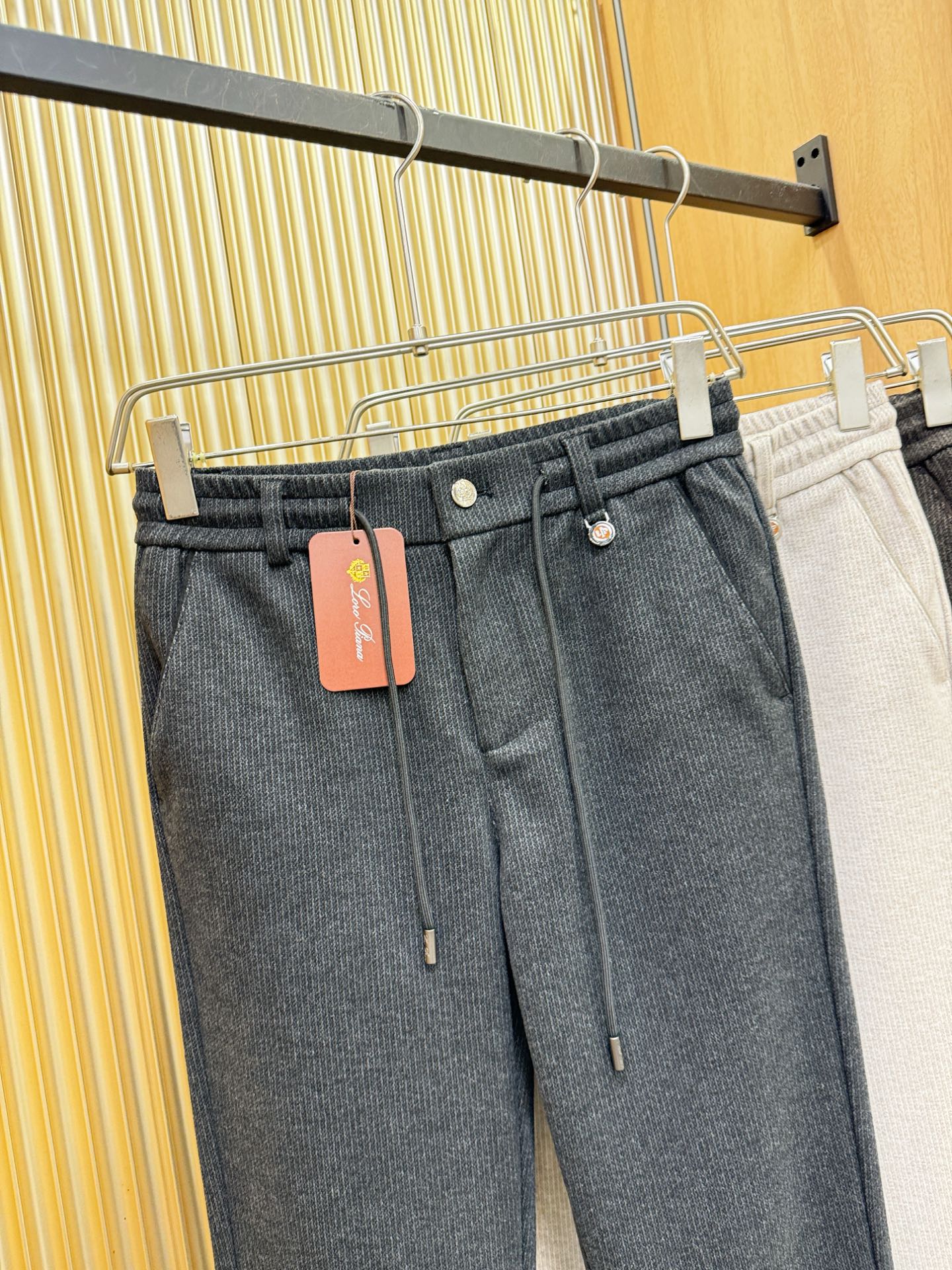 Loro Piana诺悠翩雅 2025秋冬超火爆休闲裤，选用欧洲进口羊毛面料，柔软舒适有质感，原版五金配