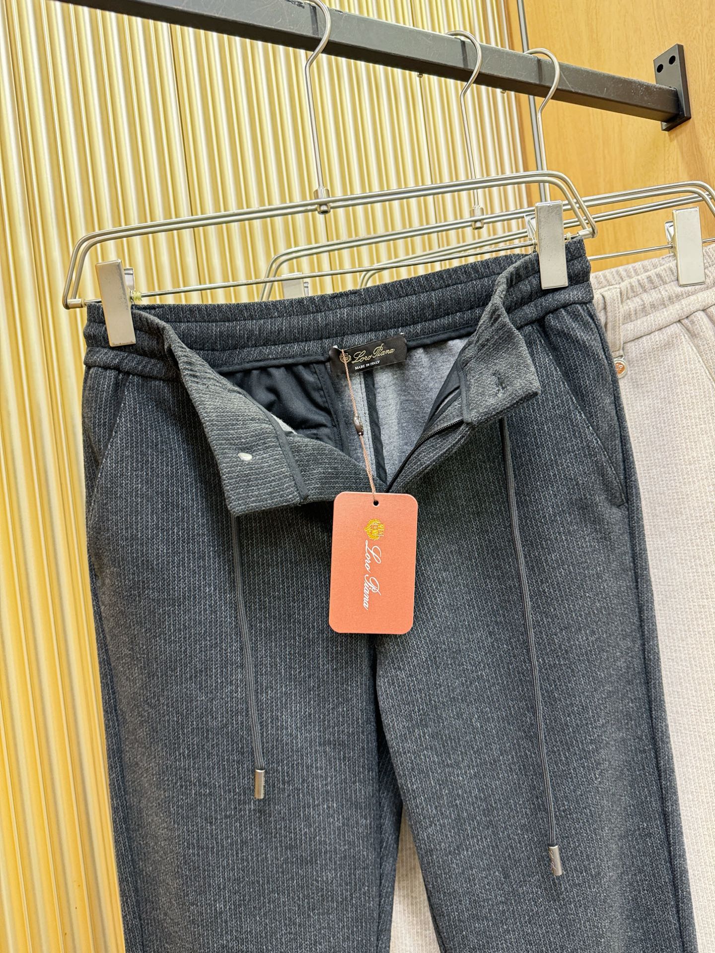 Loro Piana诺悠翩雅 2025秋冬超火爆休闲裤，选用欧洲进口羊毛面料，柔软舒适有质感，原版五金配