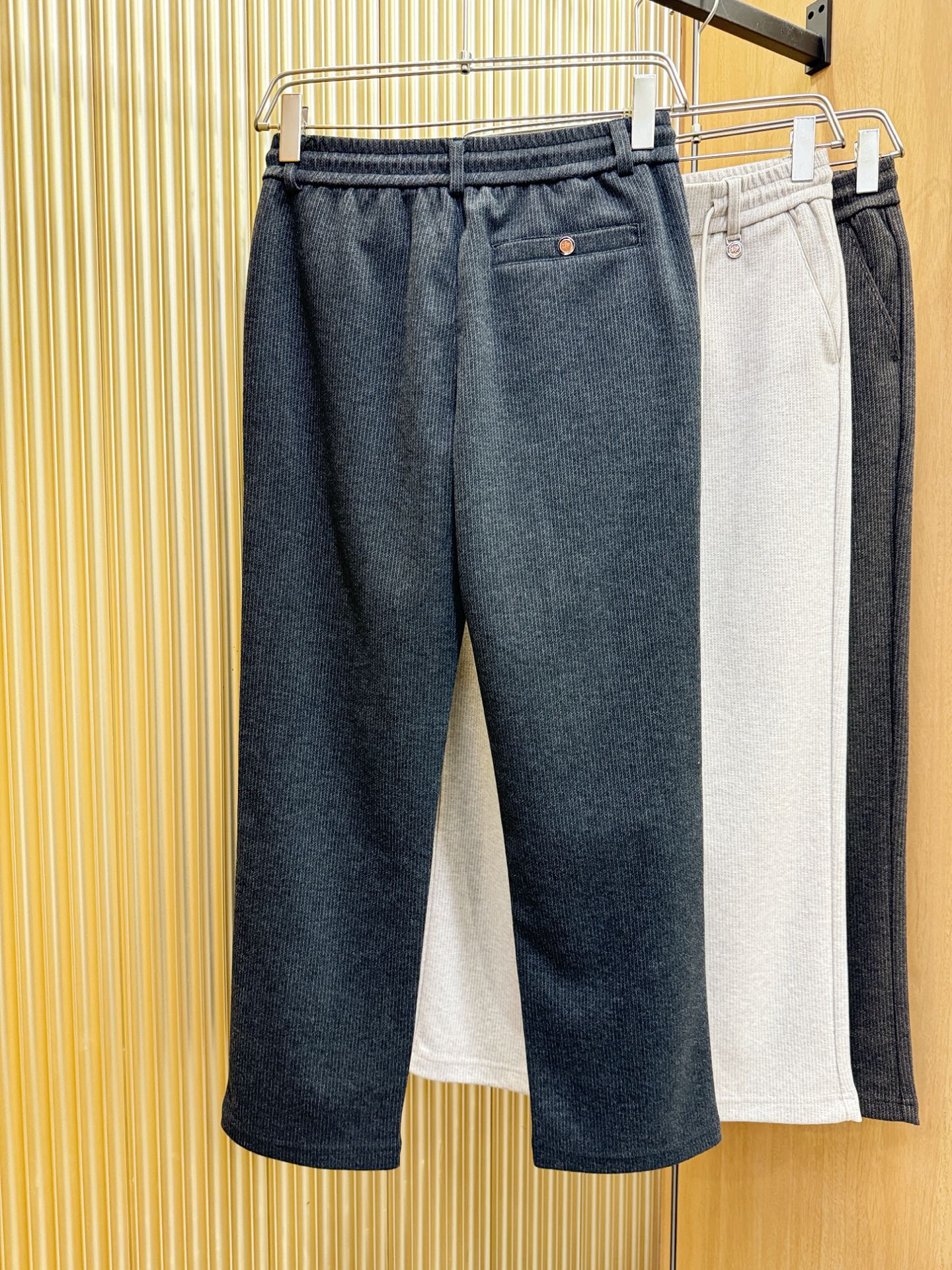 Loro Piana诺悠翩雅 2025秋冬超火爆休闲裤，选用欧洲进口羊毛面料，柔软舒适有质感，原版五金配