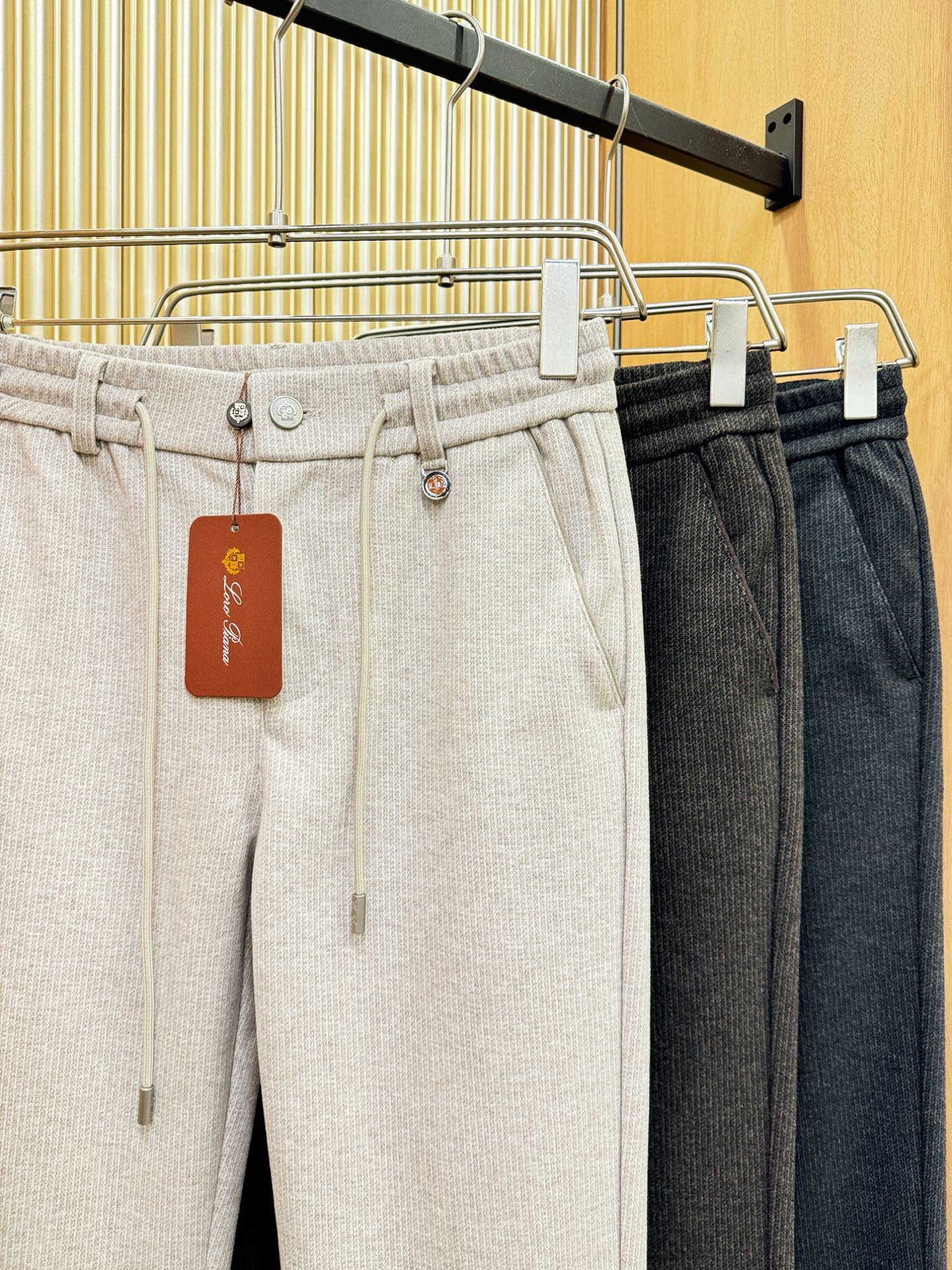 Loro Piana诺悠翩雅 2025秋冬超火爆休闲裤，选用欧洲进口羊毛面料，柔软舒适有质感，原版五金配