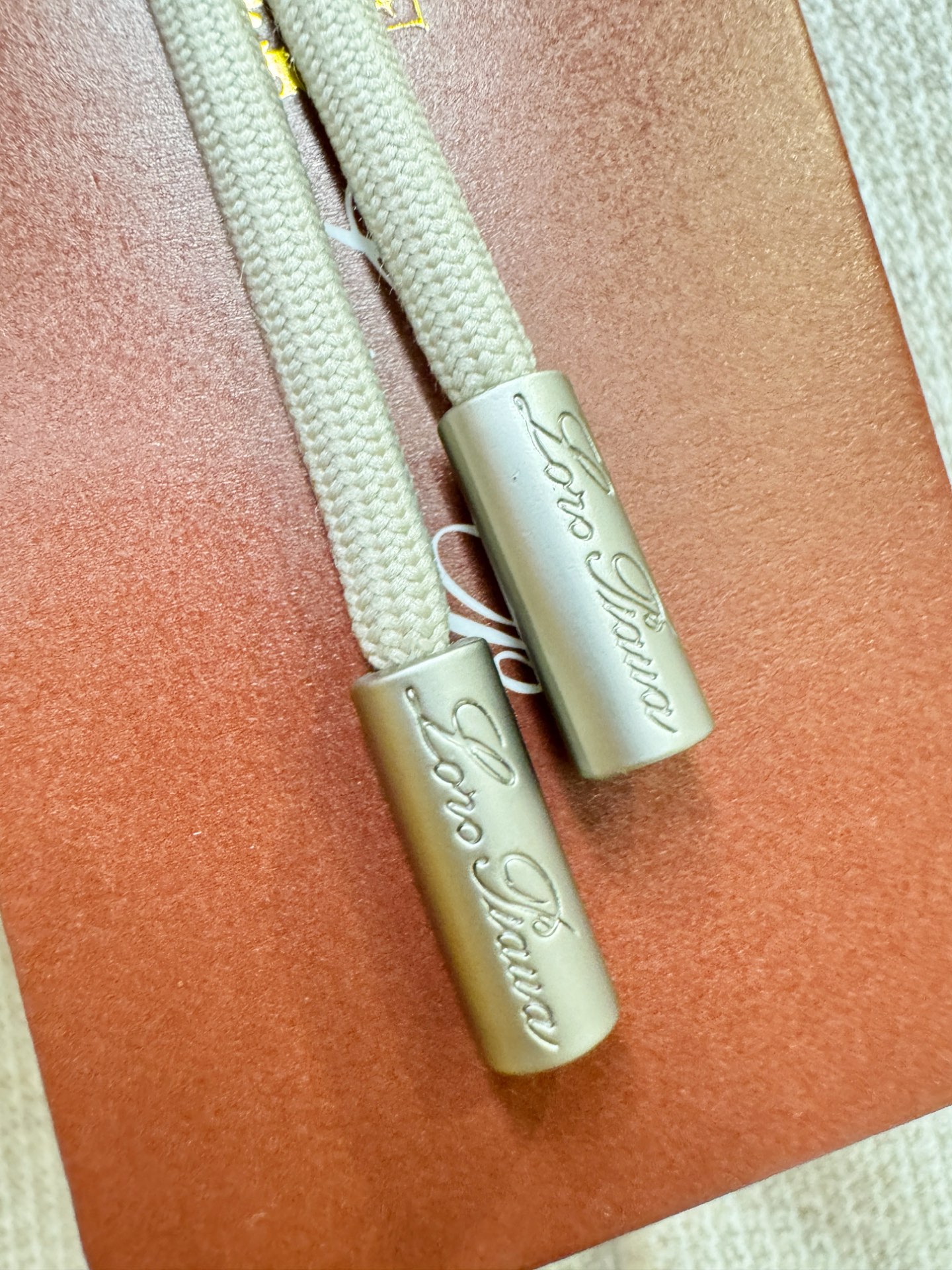 Loro Piana诺悠翩雅 2025秋冬超火爆休闲裤，选用欧洲进口羊毛面料，柔软舒适有质感，原版五金配