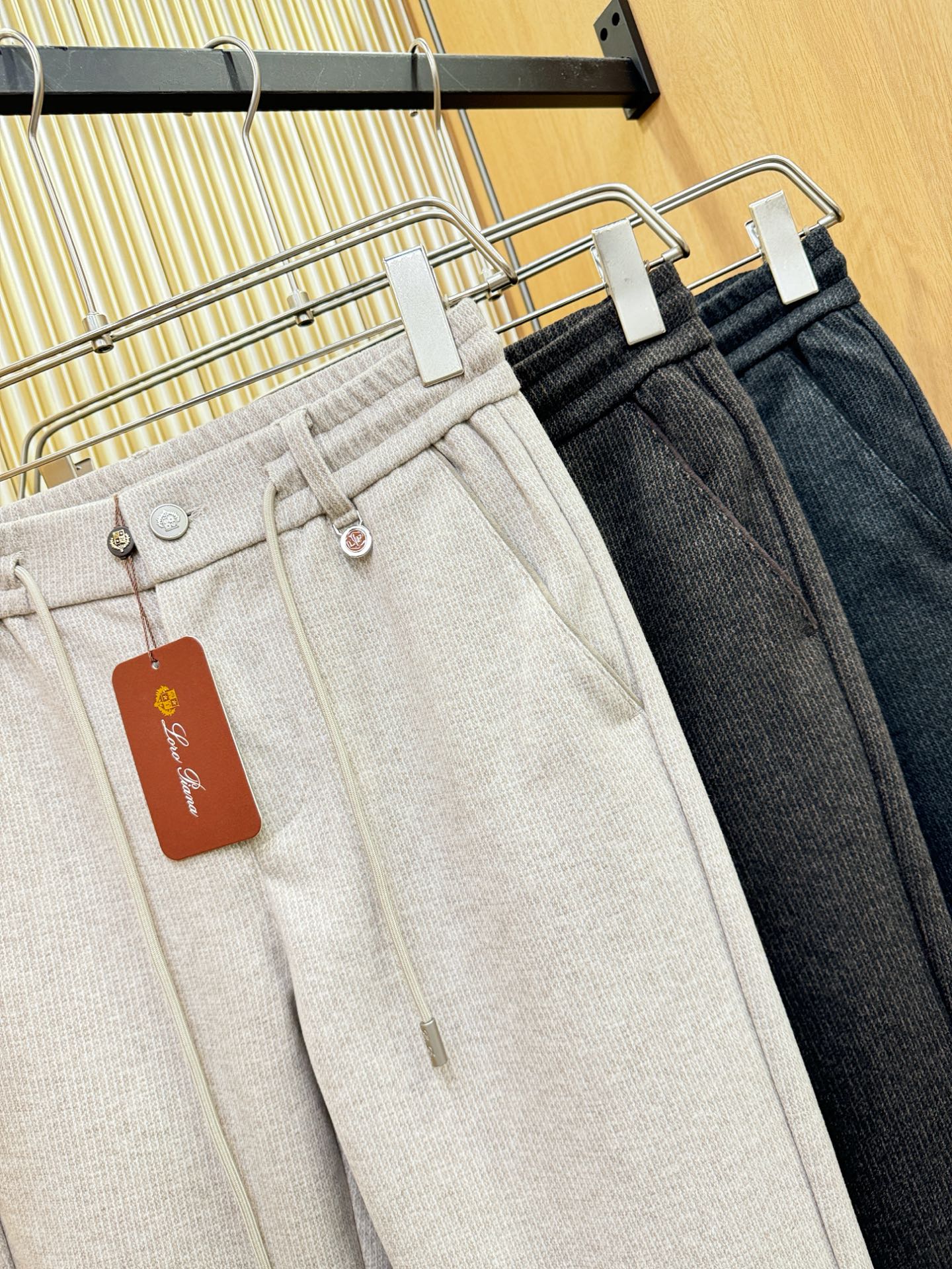 Loro Piana诺悠翩雅 2025秋冬超火爆休闲裤，选用欧洲进口羊毛面料，柔软舒适有质感，原版五金配