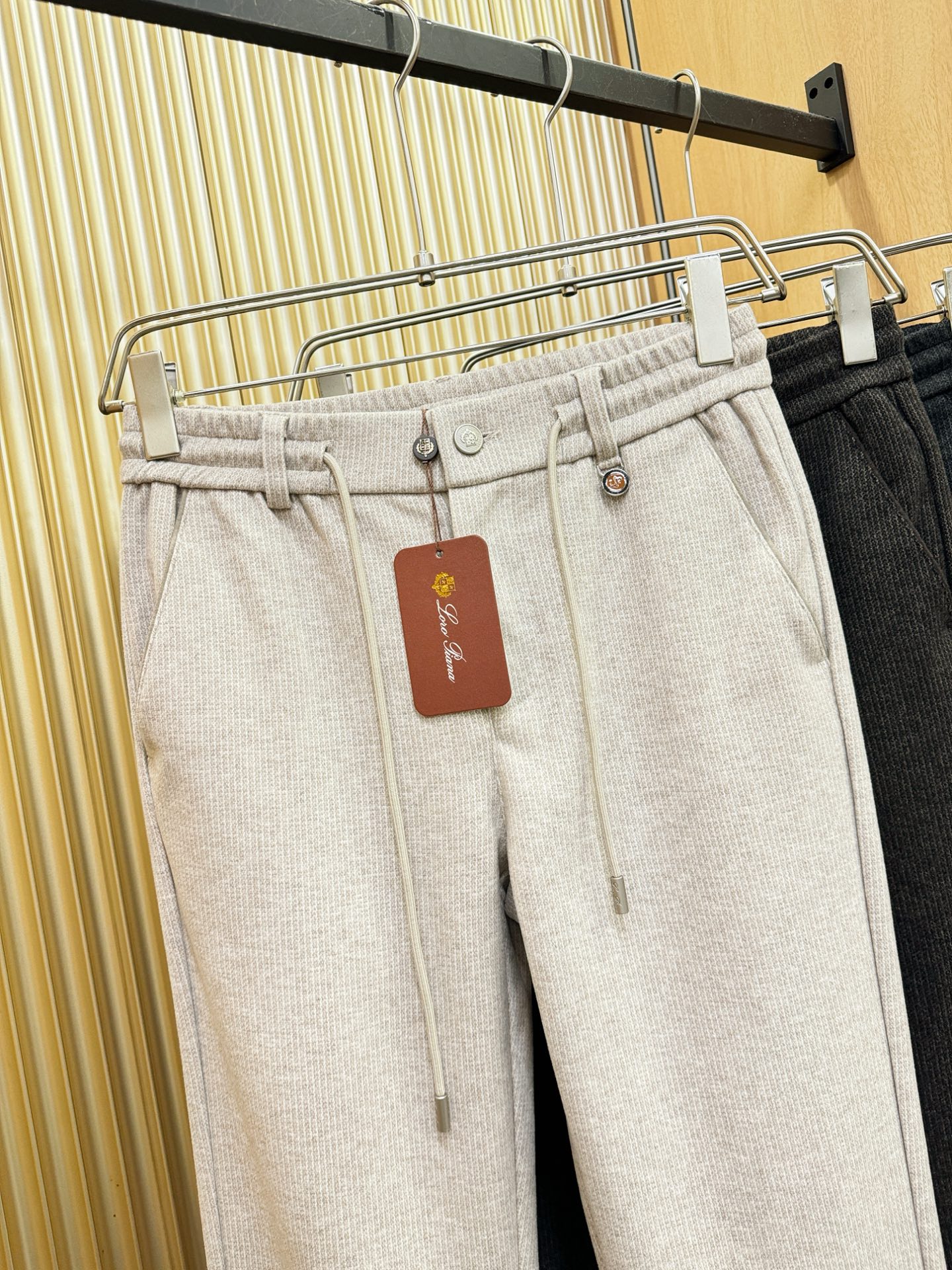 Loro Piana诺悠翩雅 2025秋冬超火爆休闲裤，选用欧洲进口羊毛面料，柔软舒适有质感，原版五金配