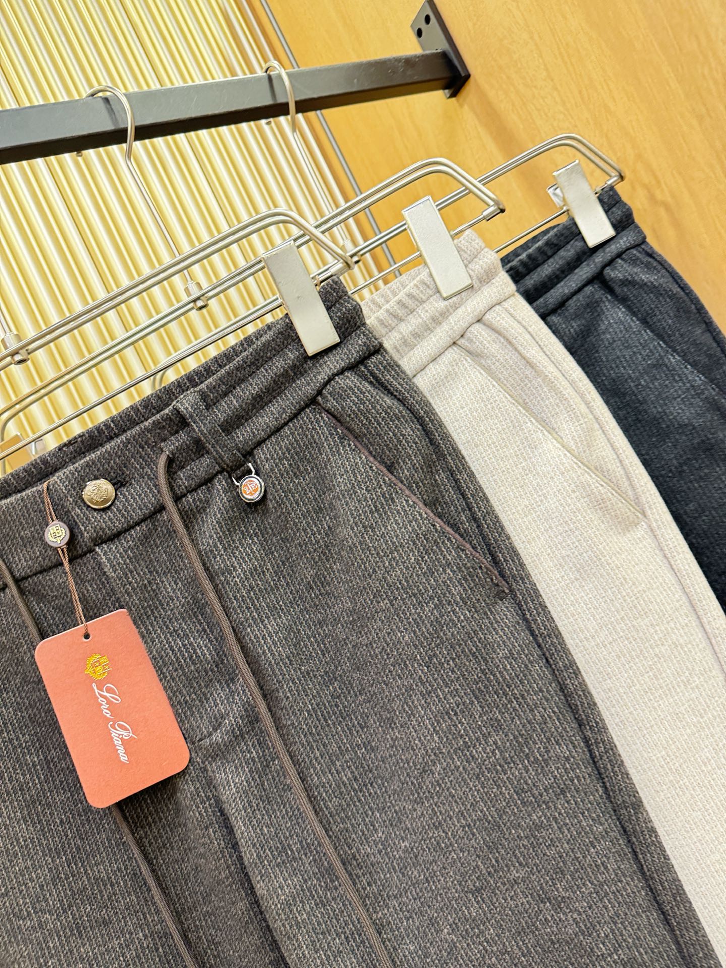 Loro Piana诺悠翩雅 2025秋冬超火爆休闲裤，选用欧洲进口羊毛面料，柔软舒适有质感，原版五金配