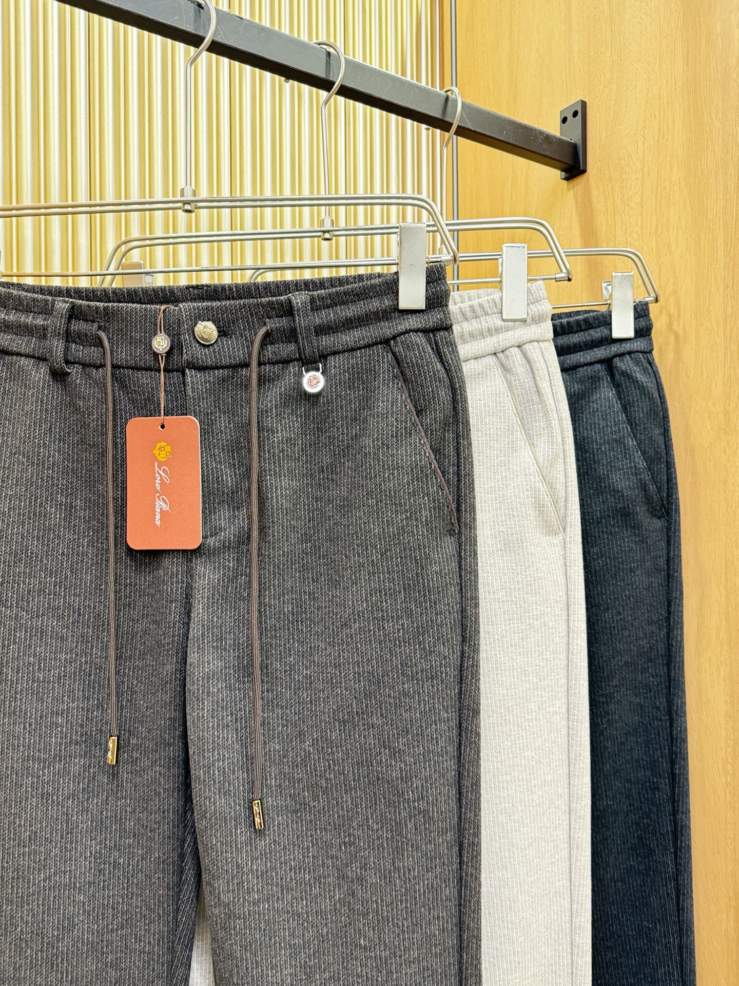 Loro Piana诺悠翩雅 2025秋冬超火爆休闲裤，选用欧洲进口羊毛面料，柔软舒适有质感，原版五金配