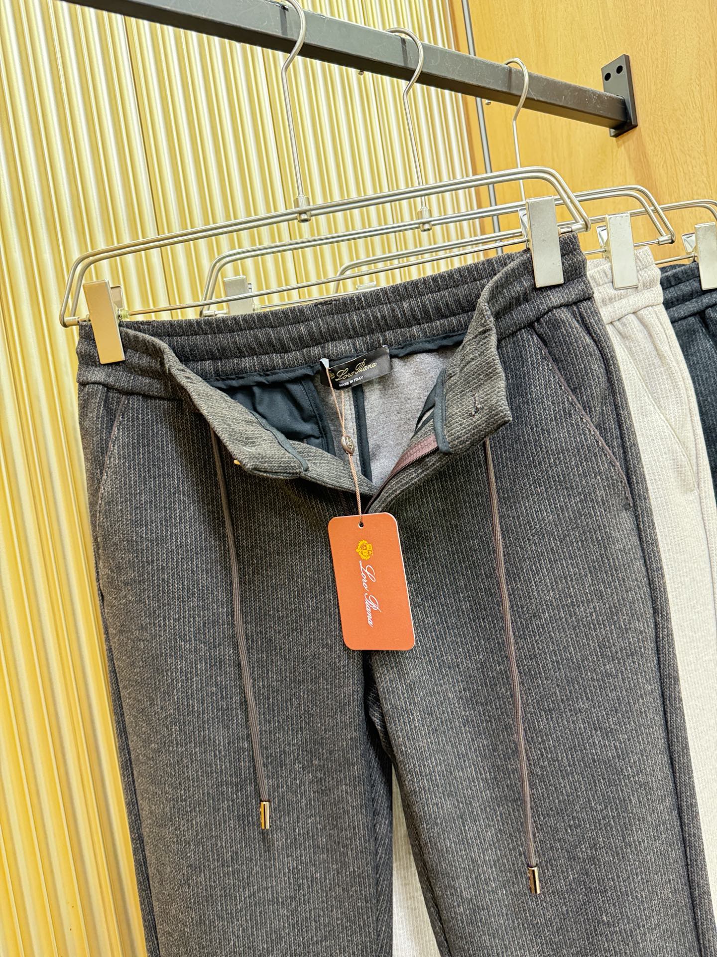 Loro Piana诺悠翩雅 2025秋冬超火爆休闲裤，选用欧洲进口羊毛面料，柔软舒适有质感，原版五金配