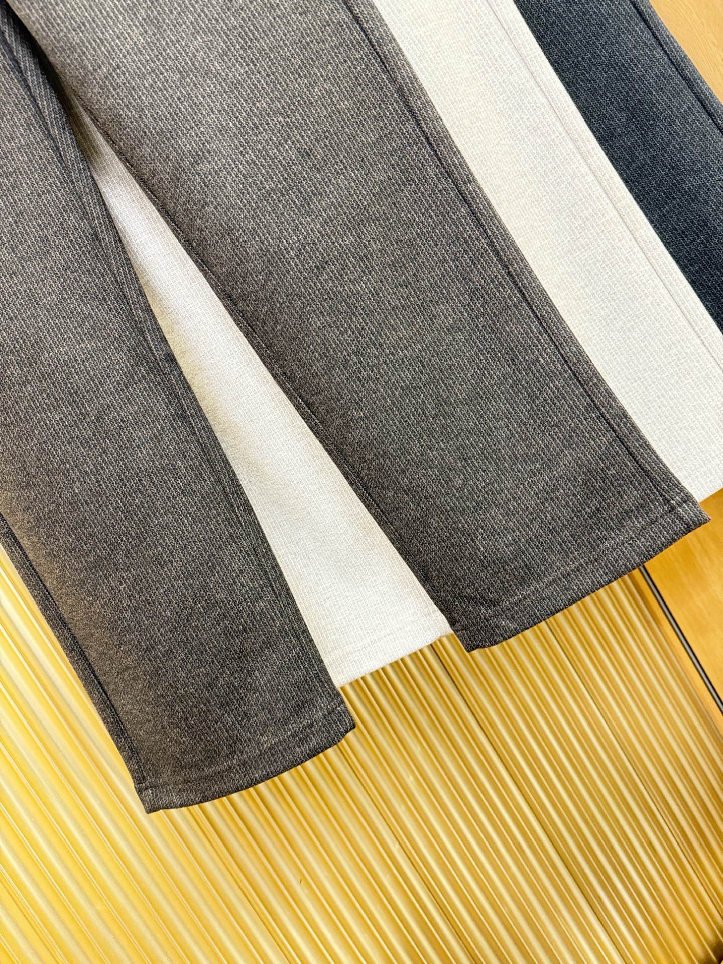 Loro Piana诺悠翩雅 2025秋冬超火爆休闲裤，选用欧洲进口羊毛面料，柔软舒适有质感，原版五金配