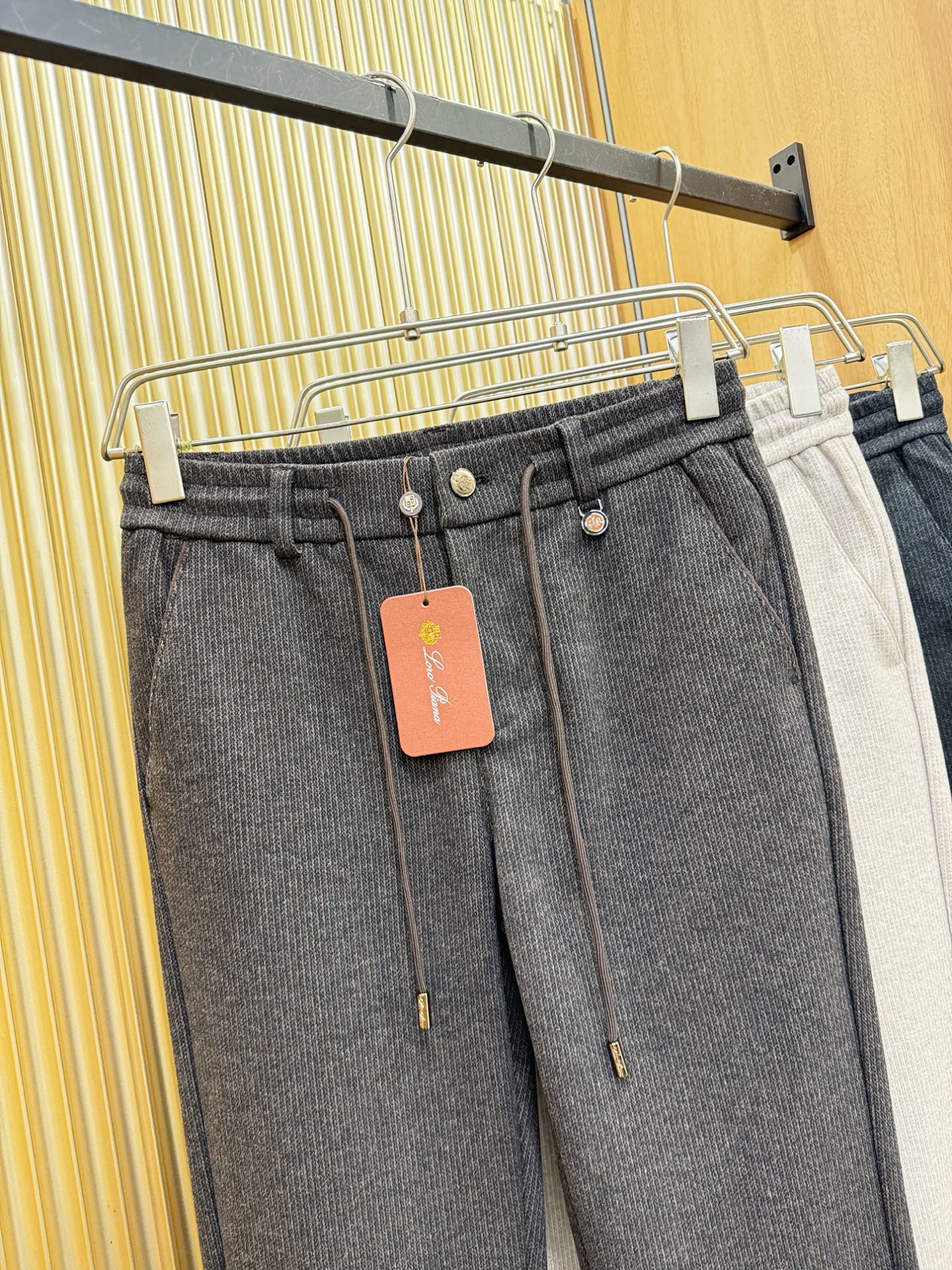 Loro Piana诺悠翩雅 2025秋冬超火爆休闲裤，选用欧洲进口羊毛面料，柔软舒适有质感，原版五金配