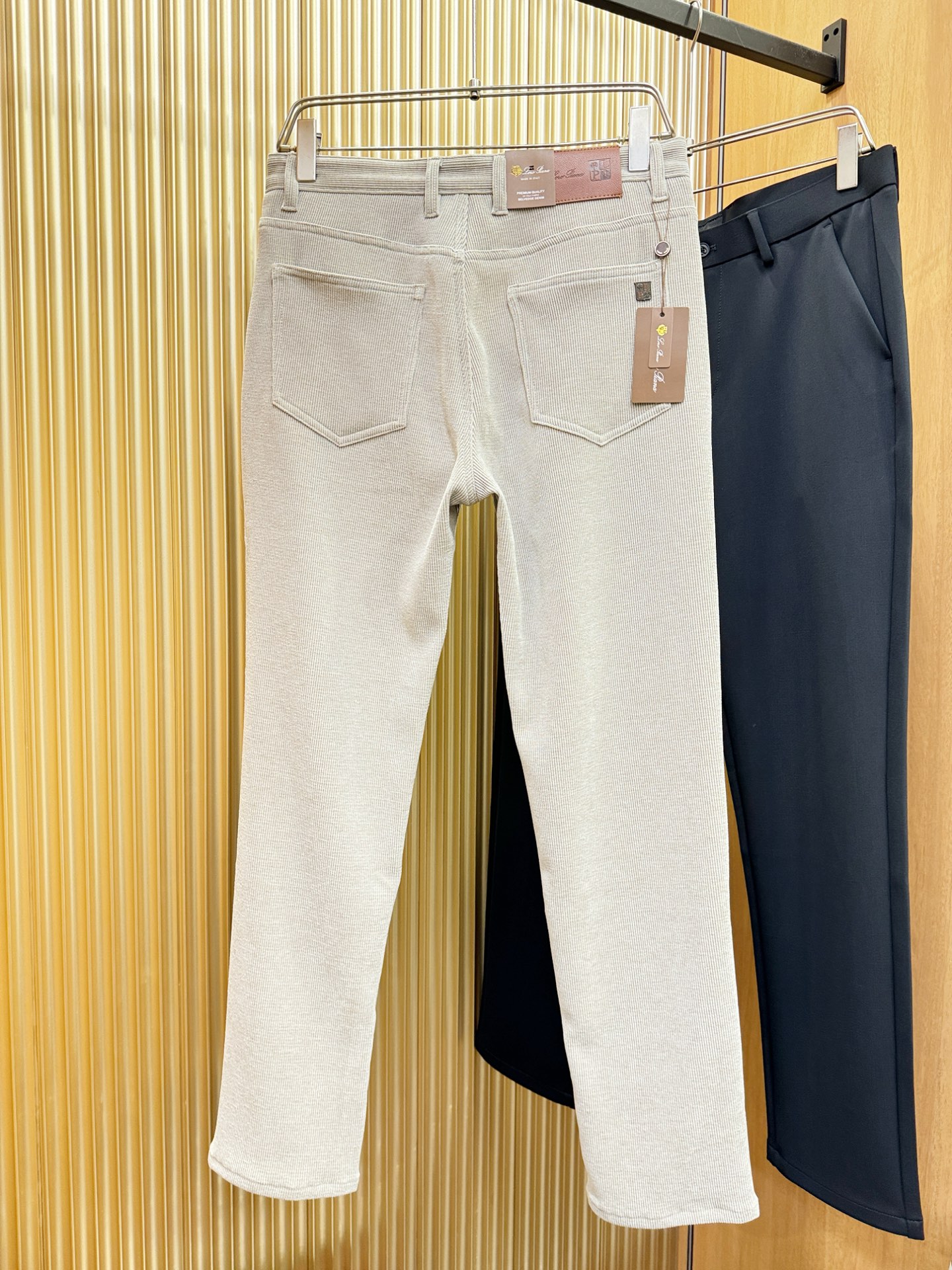 Loro Piana诺悠翩雅 2025秋冬超火爆休闲裤，灯芯绒面料，柔软舒适有质感，原版五金配件，非常炫