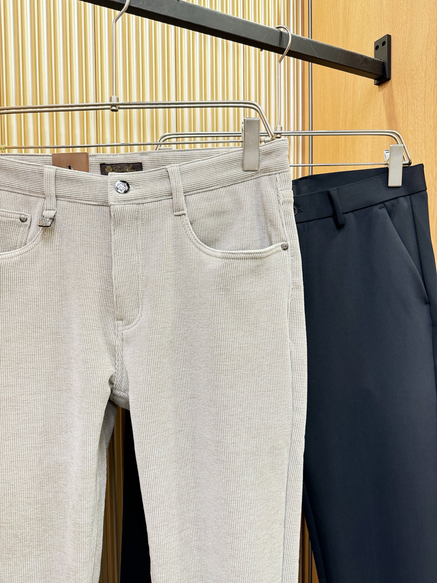 Loro Piana诺悠翩雅 2025秋冬超火爆休闲裤，灯芯绒面料，柔软舒适有质感，原版五金配件，非常炫